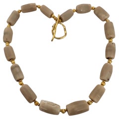 Handgefertigte ~ 25" Halskette aus Goldperlen und weißer/beigefarbener Koralle in Fassform mit Perlen