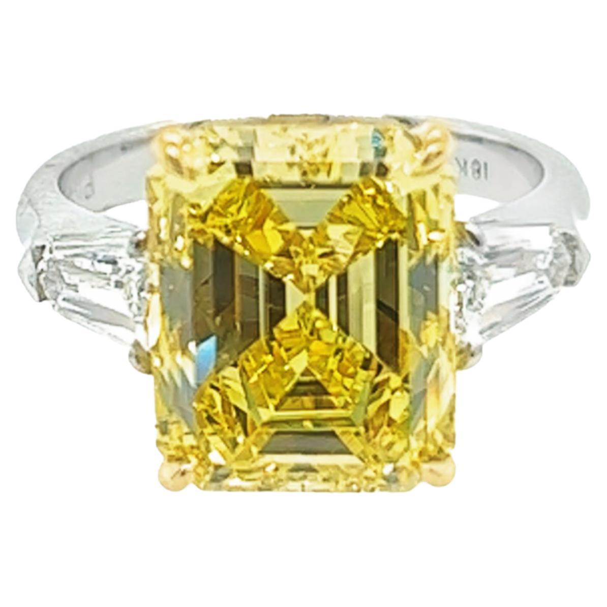 Verlobungsring mit 6,40 Karat Smaragd, leuchtend gelber GIA-Diamant