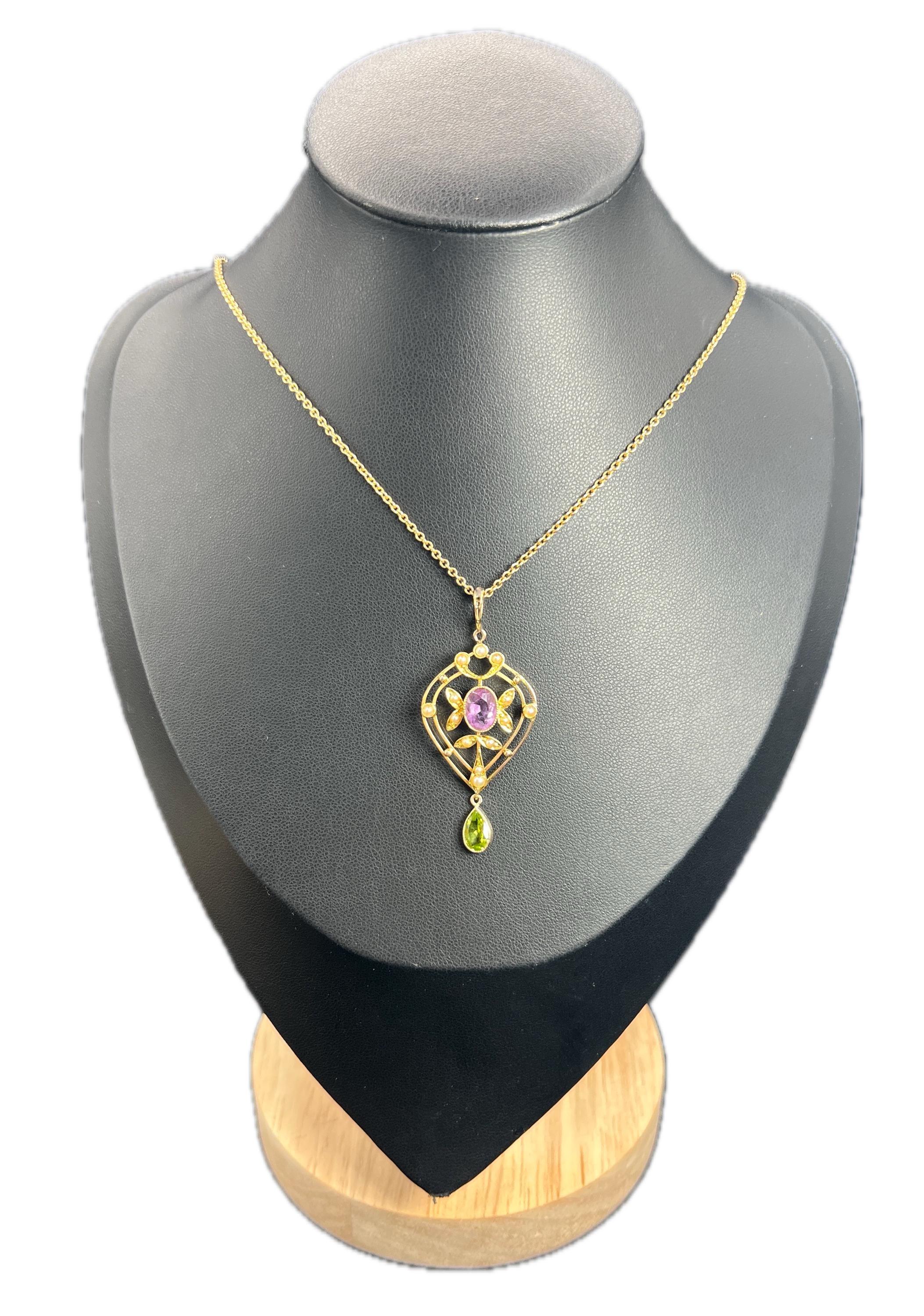Pendentif ancien Suffragette

Or jaune 15ct

Circa 1910 

* LA CHAÎNE EST VENDUE SÉPARÉMENT 

Remontez le temps avec cet exquis pendentif antique en or jaune 15 carats de l'époque édouardienne, qui rend hommage au mouvement des suffragettes. Cette