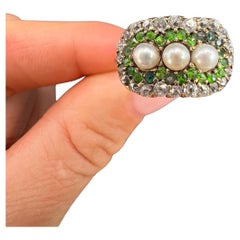 Bague victorienne ancienne en or 18ct, grenat démantoïde, émeraude, diamant et perle