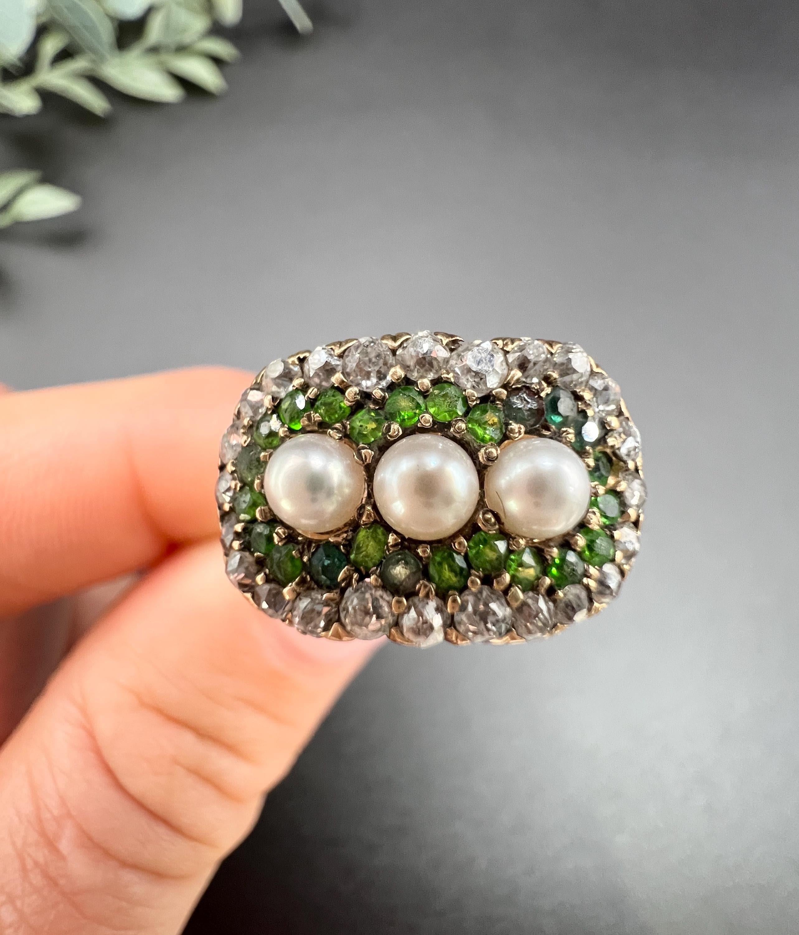 Victorien Bague victorienne ancienne en or 18ct, grenat démantoïde, émeraude, diamant et perle en vente