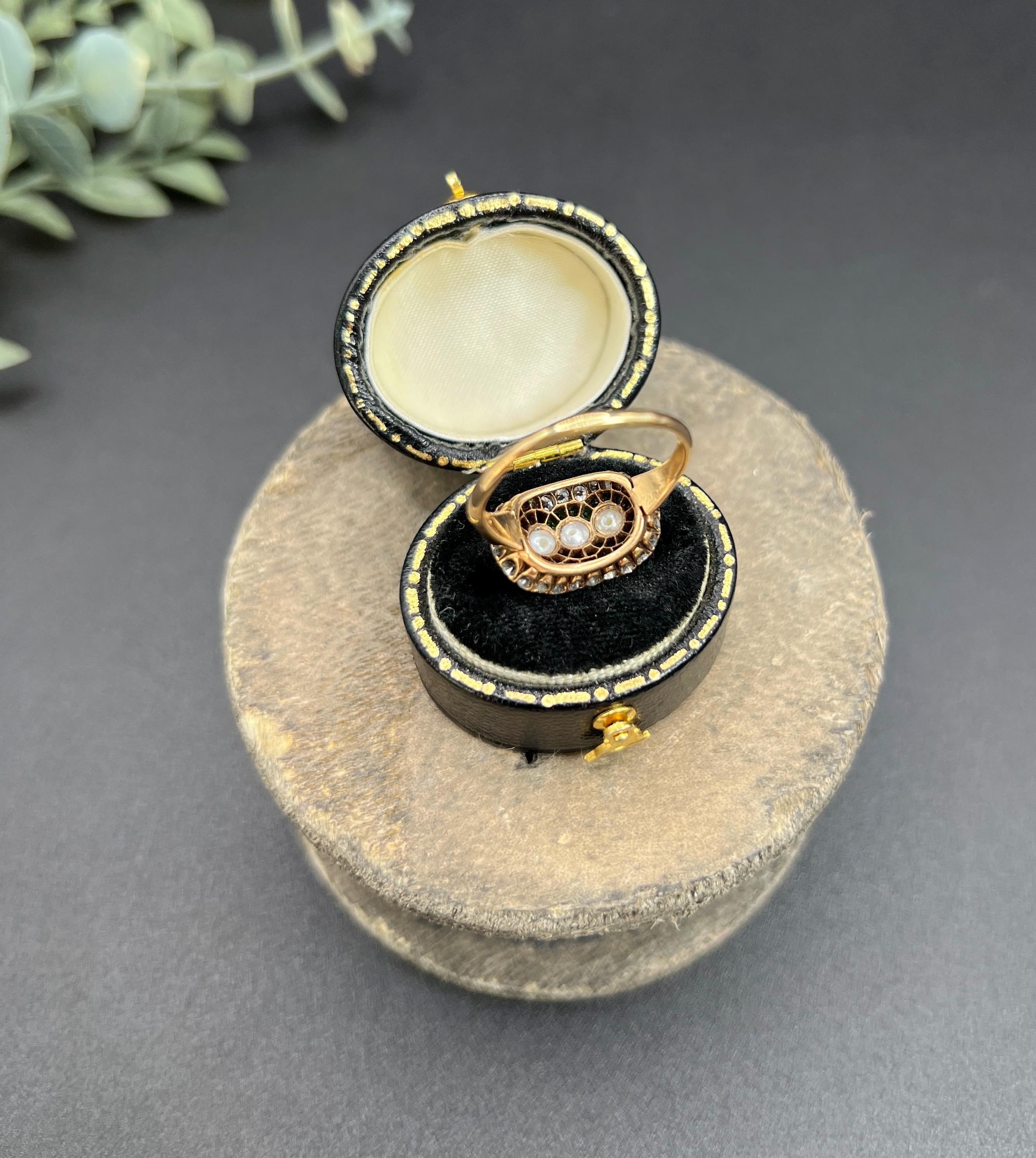 Taille ronde Bague victorienne ancienne en or 18ct, grenat démantoïde, émeraude, diamant et perle en vente