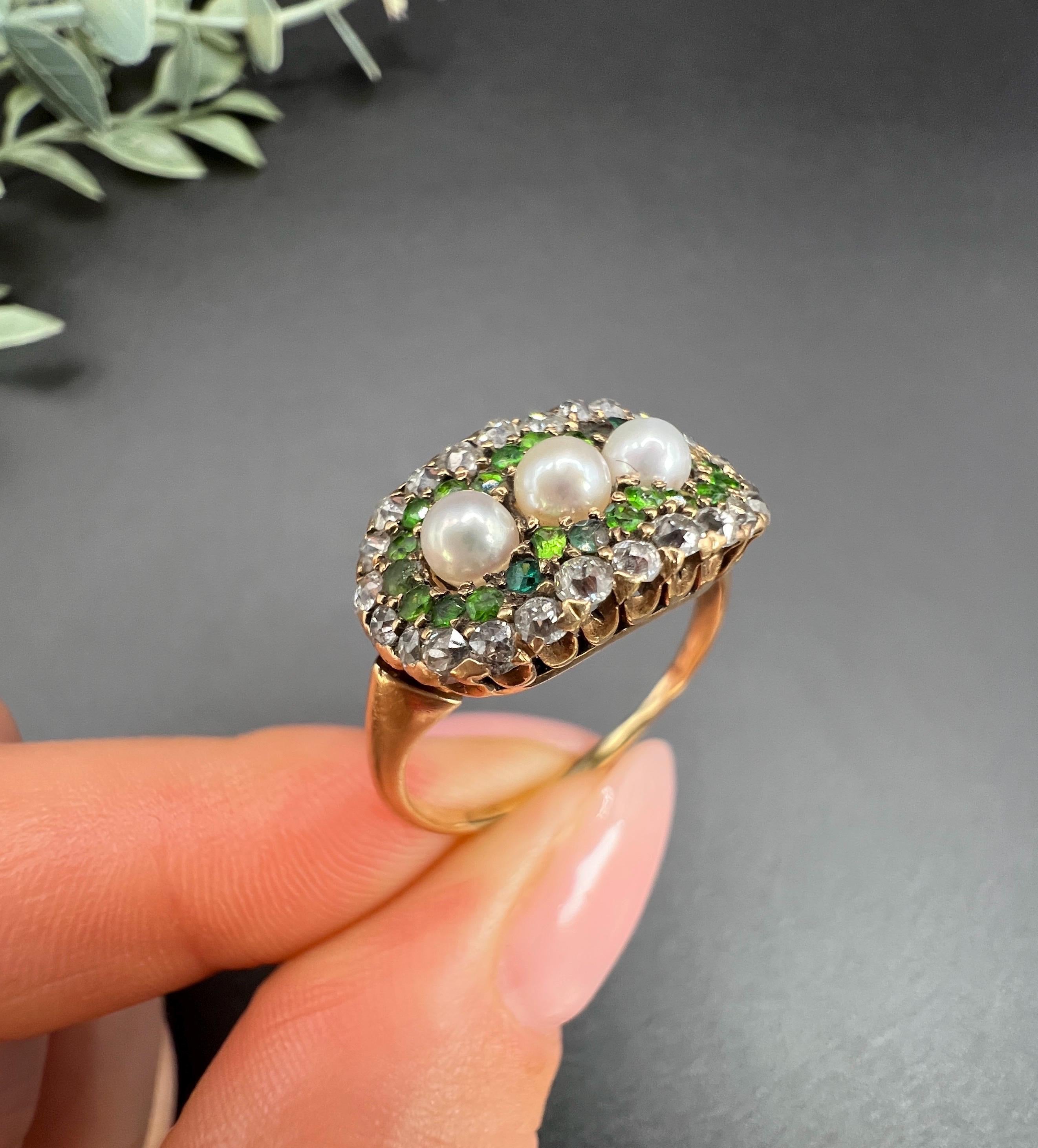 Bague victorienne ancienne en or 18ct, grenat démantoïde, émeraude, diamant et perle en vente 1