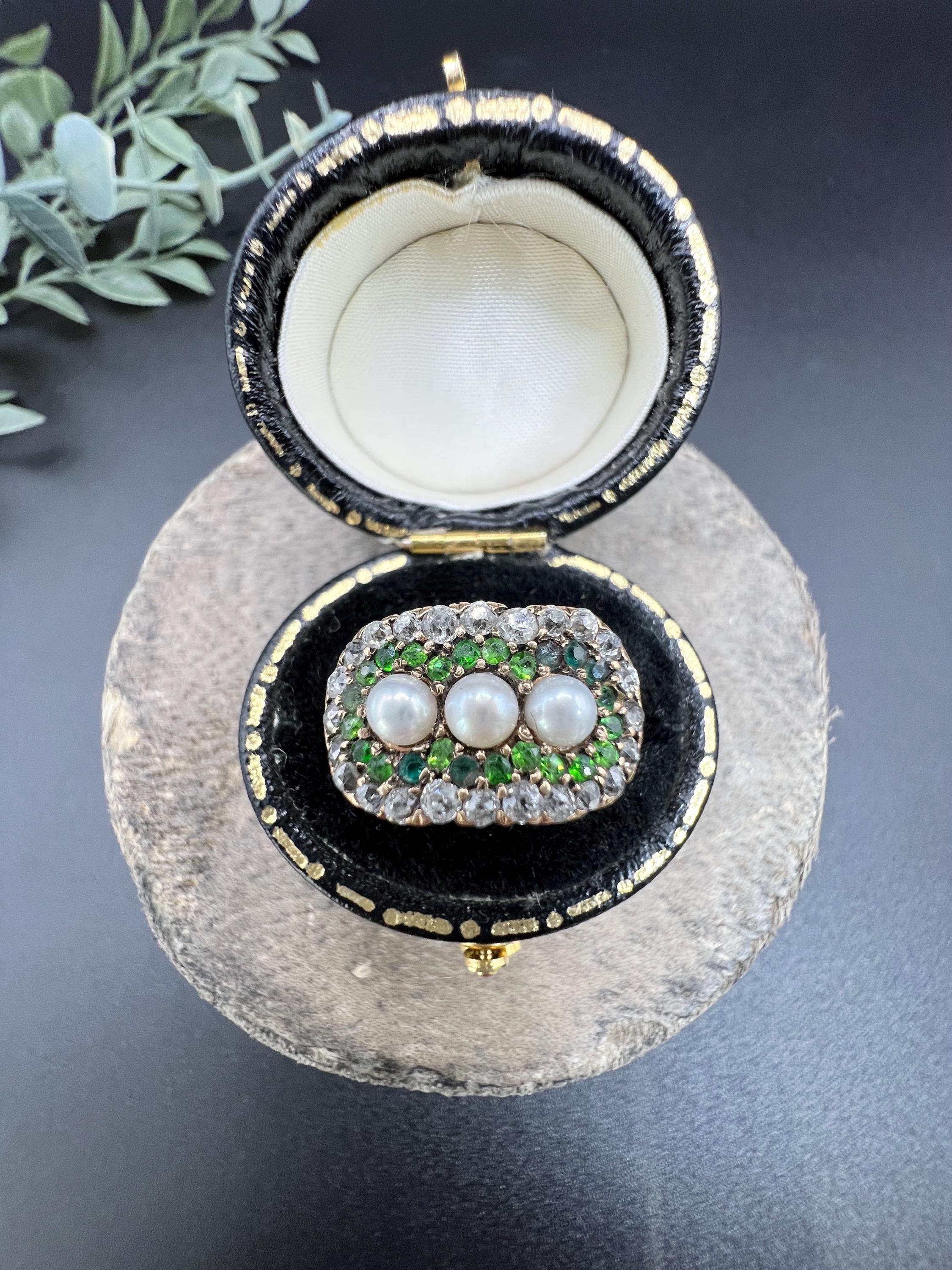 Bague victorienne ancienne en or 18ct, grenat démantoïde, émeraude, diamant et perle Bon état - En vente à Brighton, GB