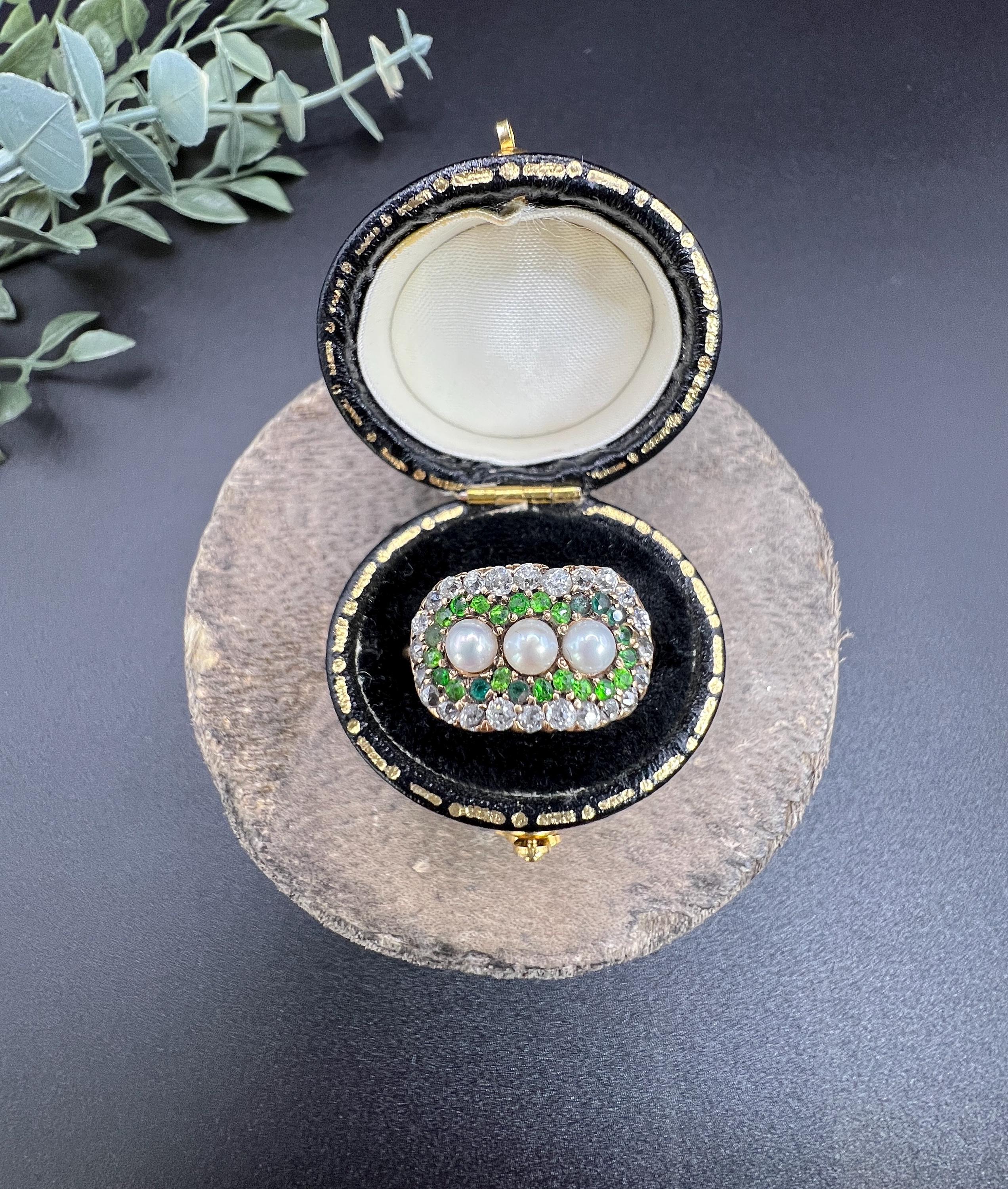 Bague victorienne ancienne en or 18ct, grenat démantoïde, émeraude, diamant et perle Unisexe en vente