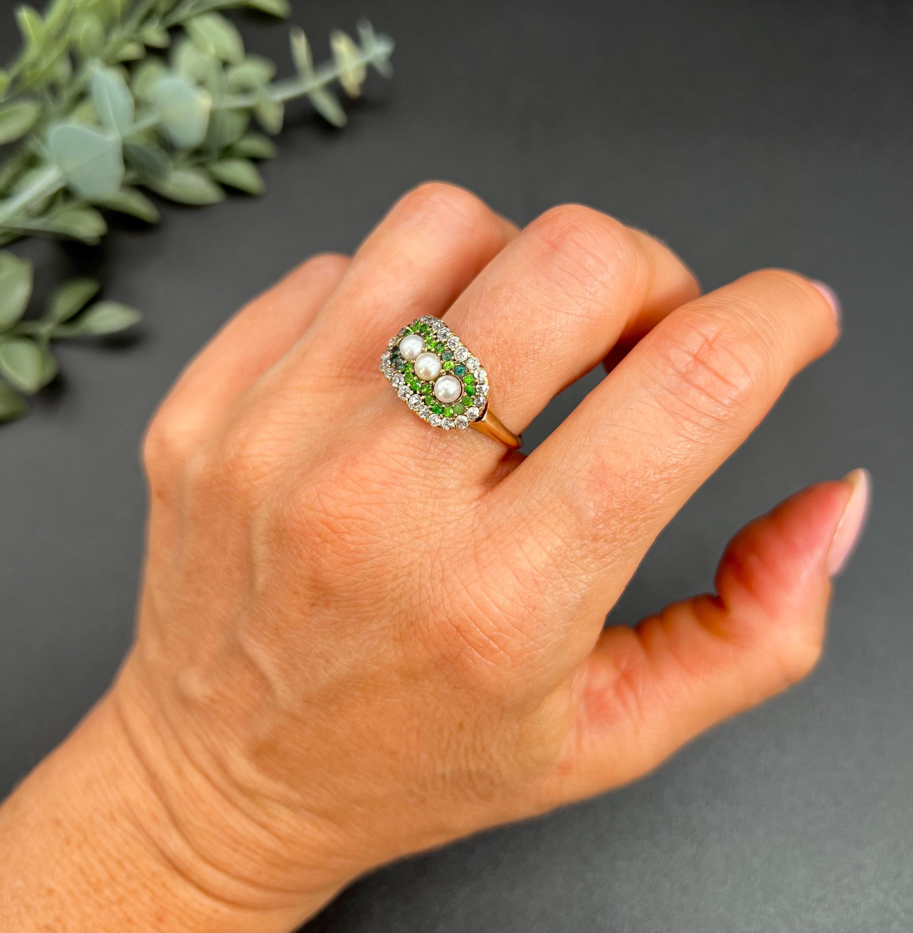Bague victorienne ancienne en or 18ct, grenat démantoïde, émeraude, diamant et perle en vente 4