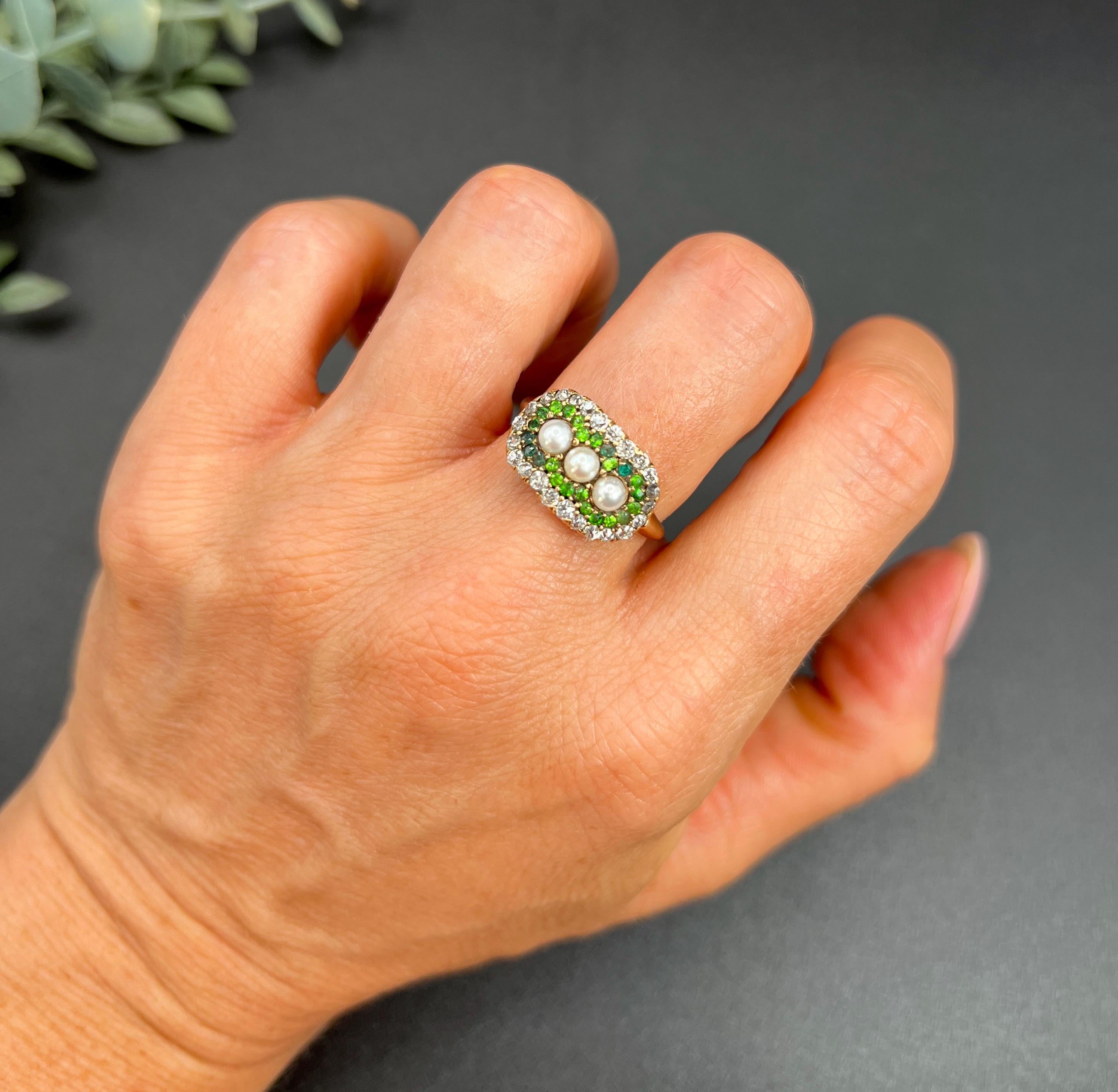 Bague victorienne ancienne en or 18ct, grenat démantoïde, émeraude, diamant et perle en vente 2