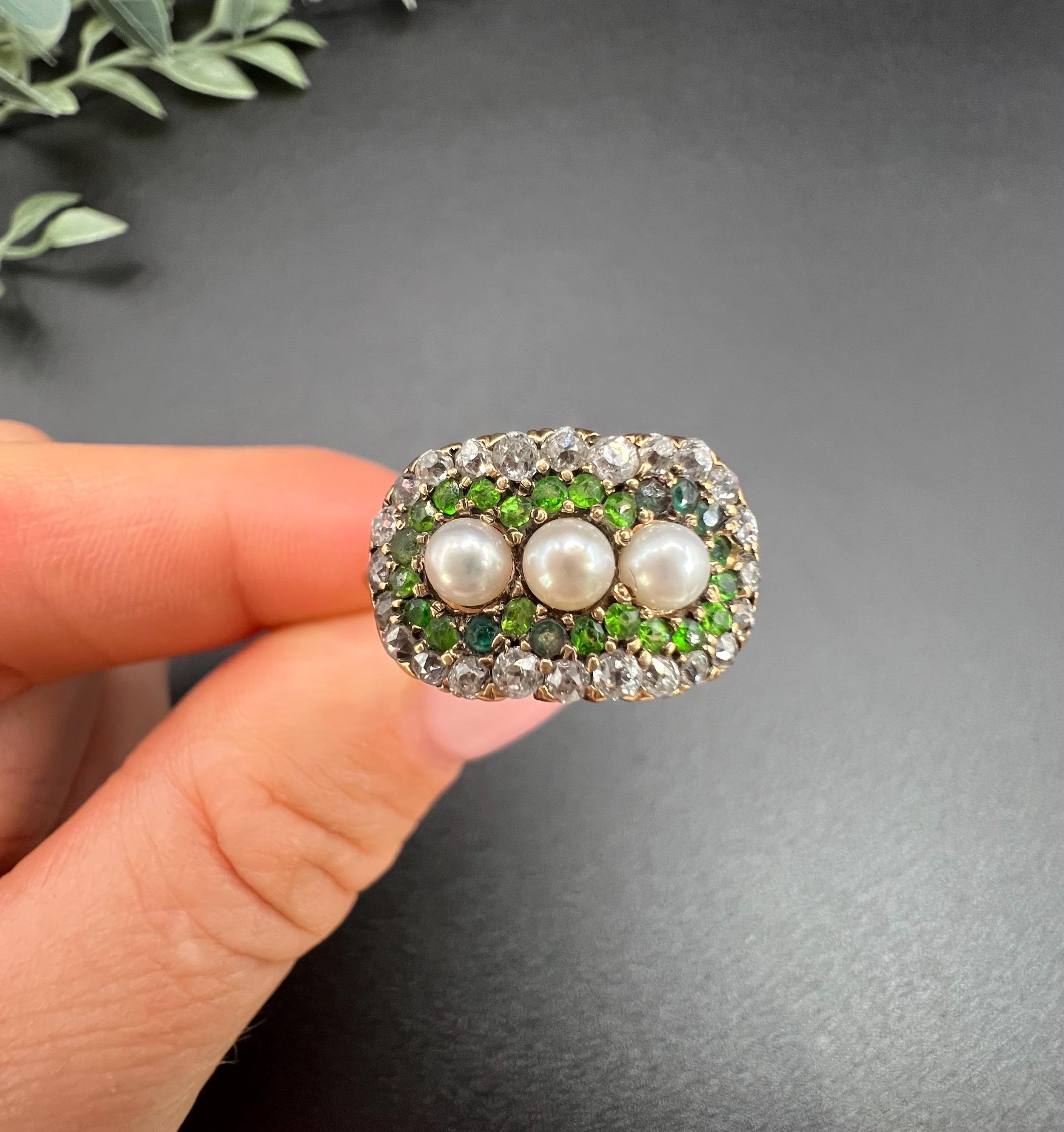 Bague victorienne ancienne en or 18ct, grenat démantoïde, émeraude, diamant et perle en vente 5