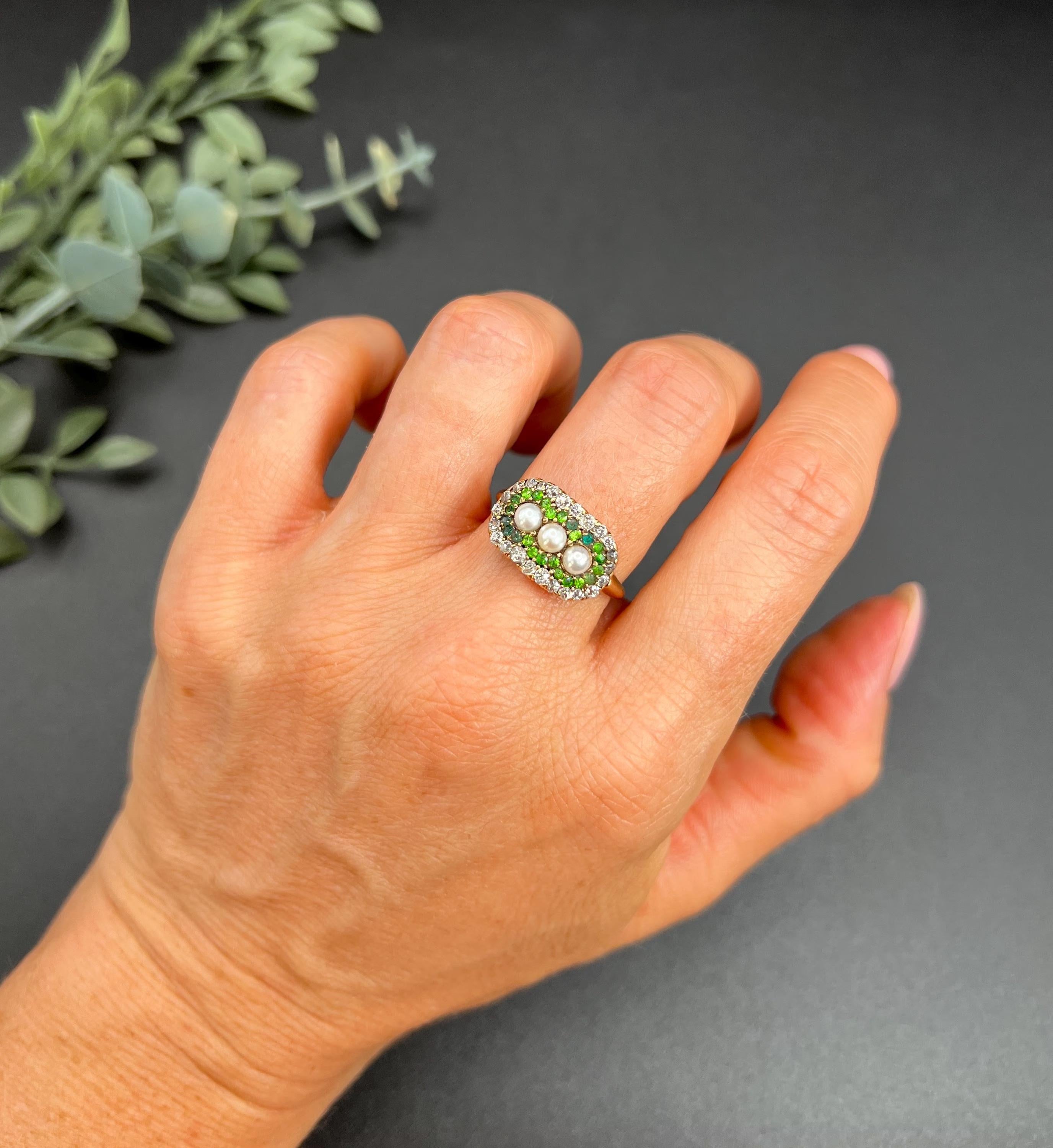 Bague victorienne ancienne en or 18ct, grenat démantoïde, émeraude, diamant et perle en vente 3