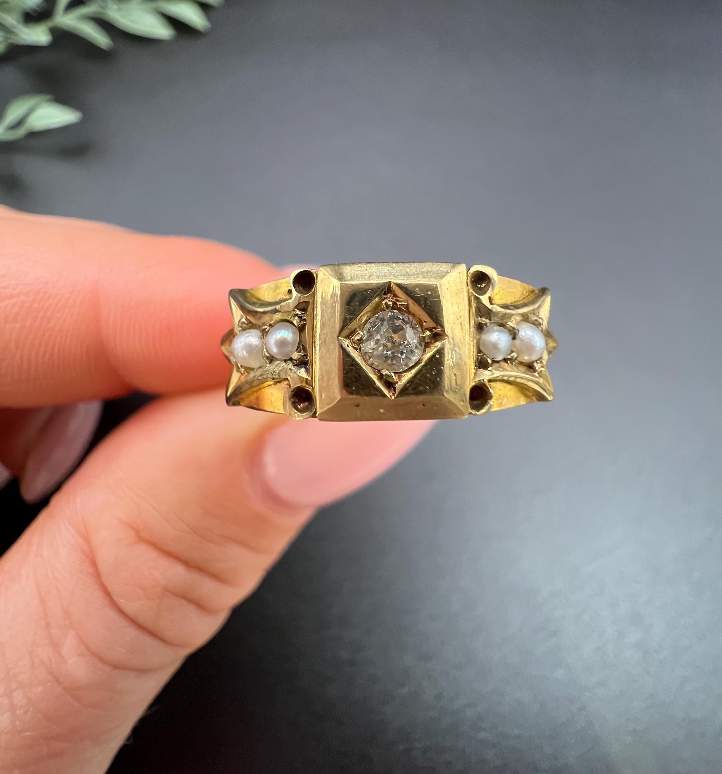 Bague ancienne en diamant et perle 

Or 18 carats 

Poinçonné Londres 1894

Remontez le temps avec cette superbe bague victorienne, réalisée avec expertise dans un luxueux or jaune 18ct. La bague présente un design exquis, centré autour d'un diamant
