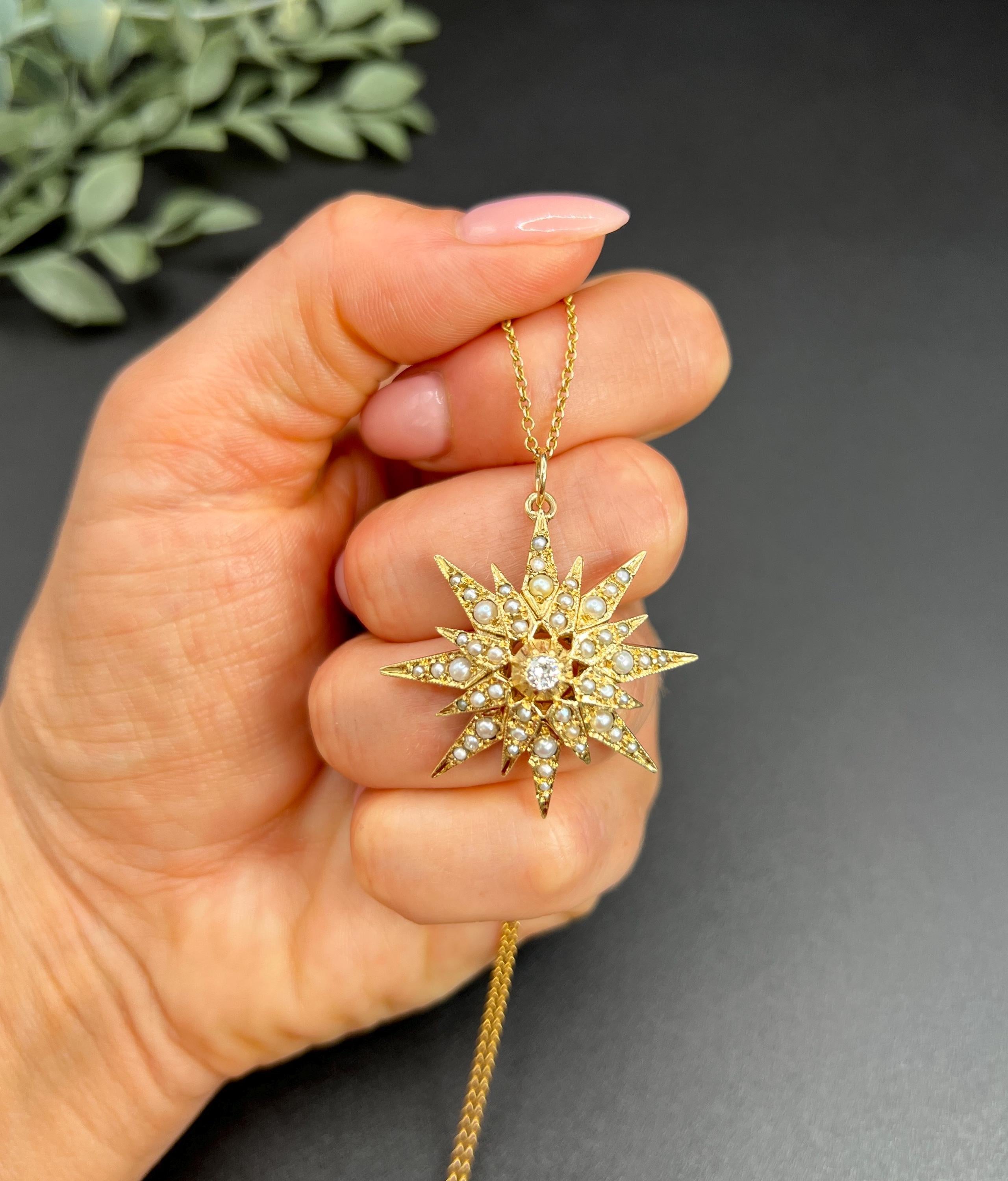 Pendentif étoile Vintage By

Or jaune 9ct

Poinçonné Londres 1974

Cet exquis pendentif vintage en or jaune 9ct est orné d'une double étoile à 8 branches qui rayonne d'une élégance intemporelle. Orné de perles de rocaille naturelles de taille