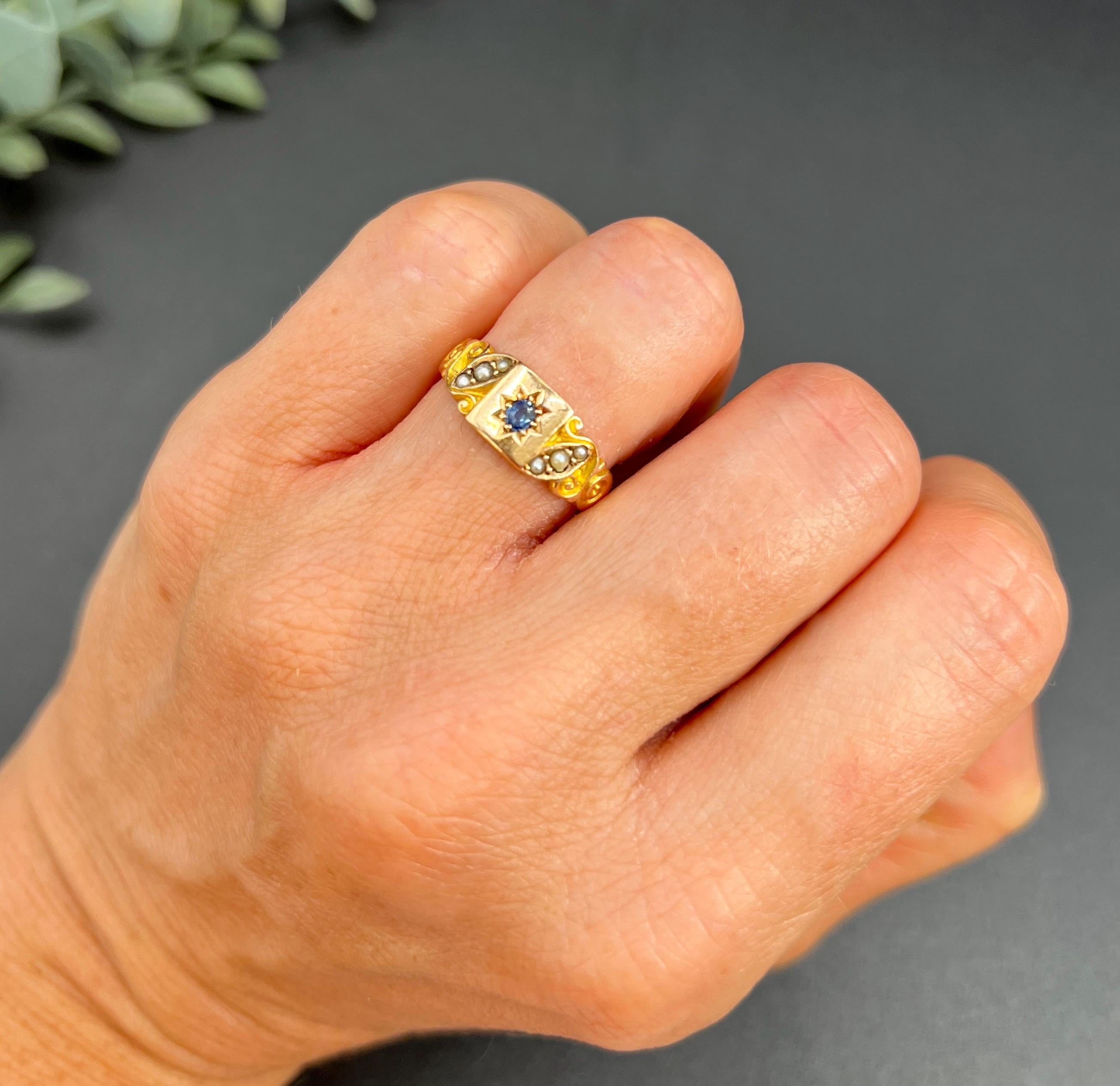 Bague ancienne en saphir 

Or 15ct estampillé 

Poinçonné Birmingham 1900

Marque de fabrique B&H 

Remontez le temps avec cette exquise bague édouardienne en or jaune 15ct, véritable témoignage du savoir-faire artisanal du début des années 1900.