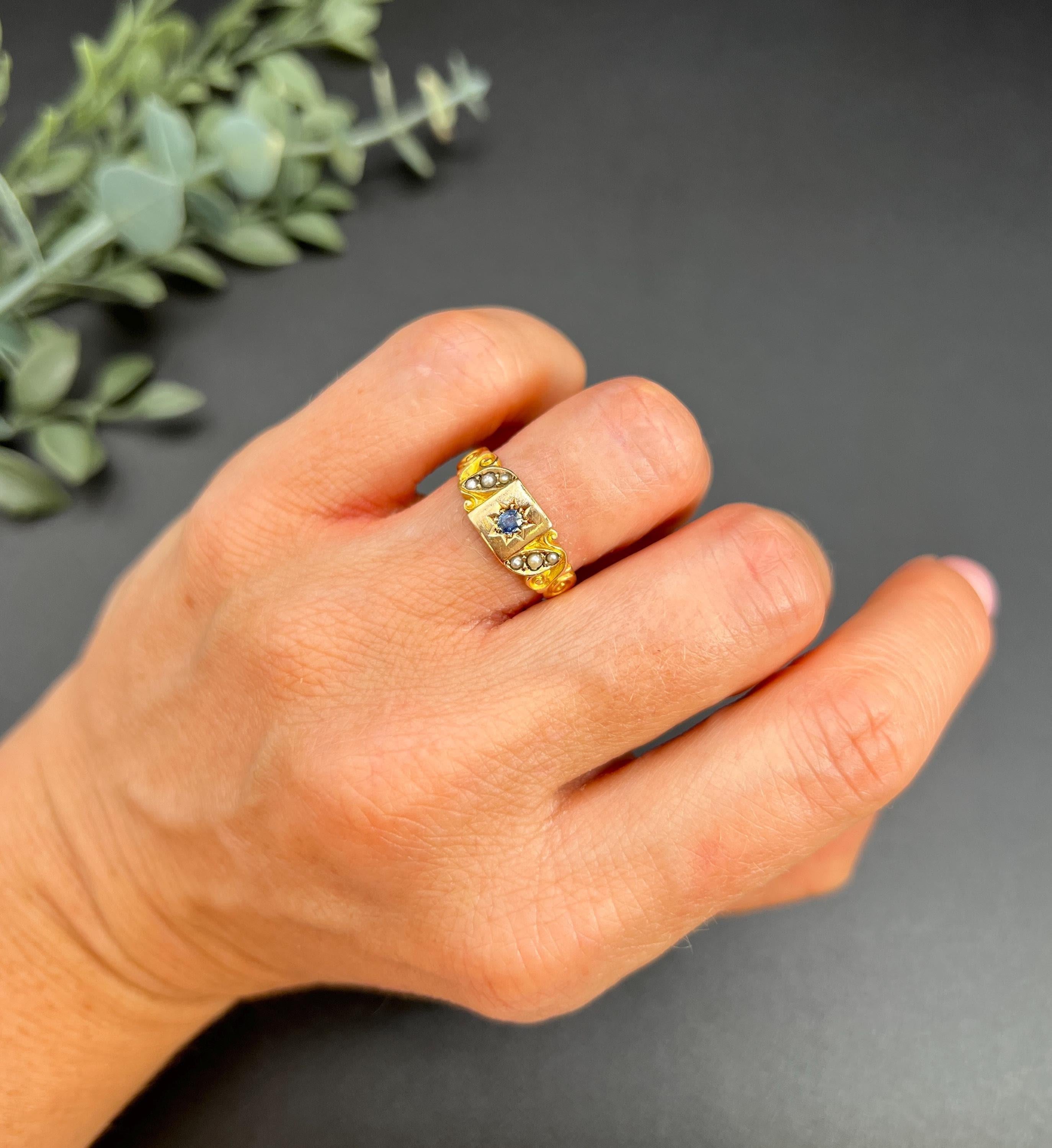Bague édouardienne en or jaune 15ct, saphir et perle, poinçonnée Birmingham 1900 Unisexe en vente