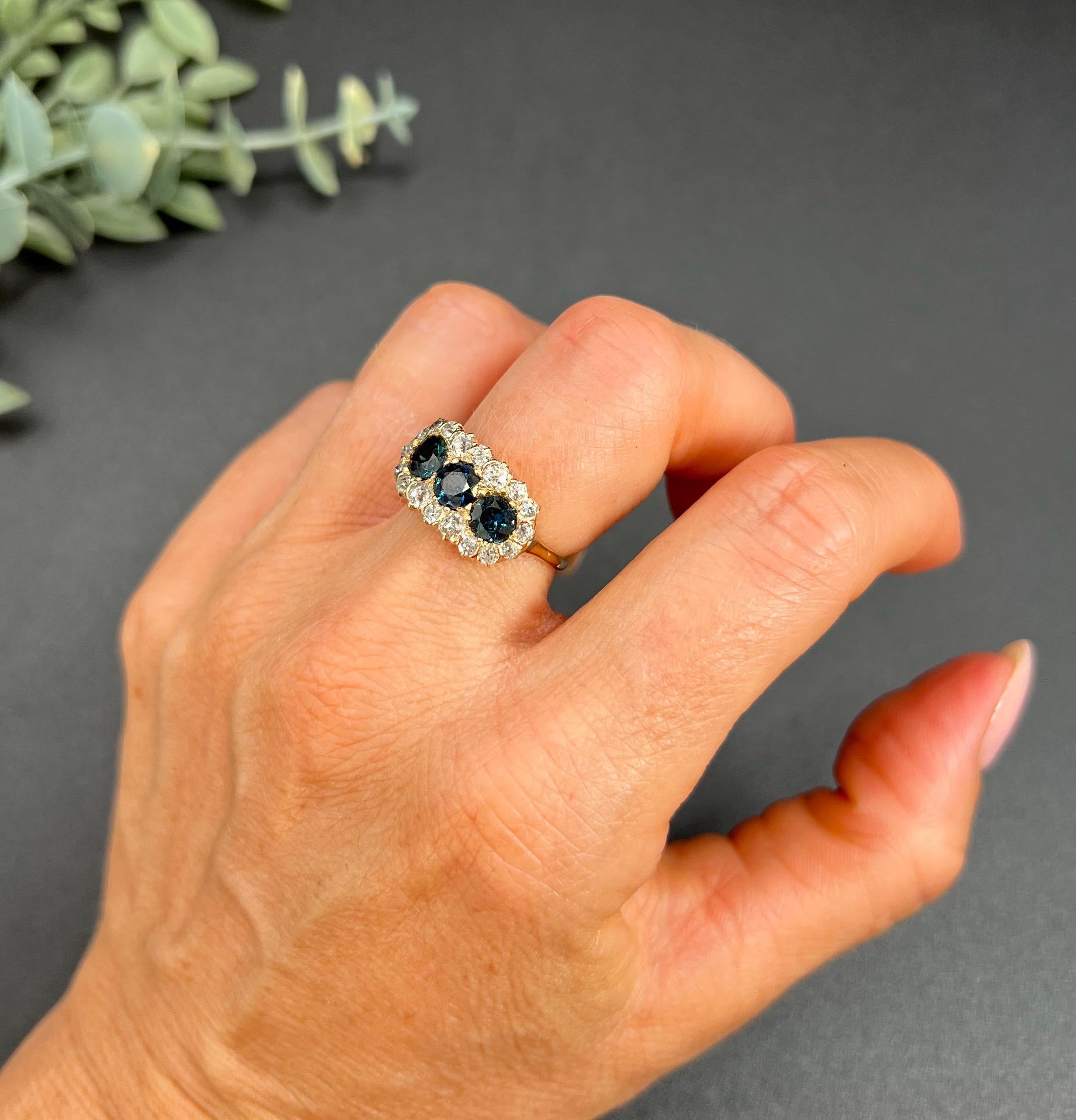 Saphir & Diamant Trilogie Ring 

18ct Rose Gold

Wir präsentieren einen atemberaubenden edwardianischen Ring aus 18 Karat Roségold, der Eleganz und Raffinesse verkörpert. Dieses exquisite Stück besticht durch sein dreifaches Cluster-Design, das eine