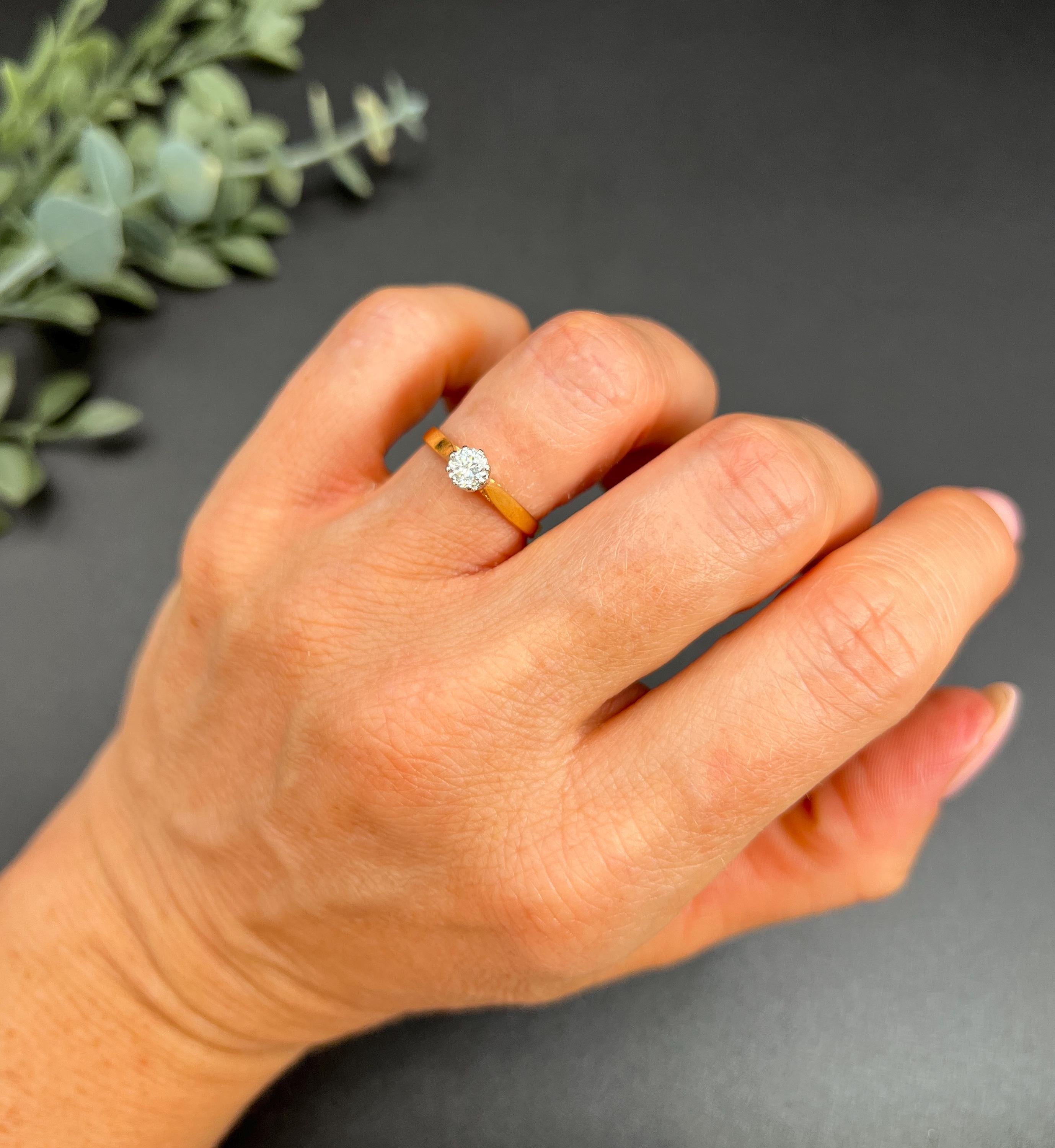 Taille brillant Bague en or jaune 18 carats, 0,30 carat Diamond Single Stone, poinçonnée Londres 1986 en vente