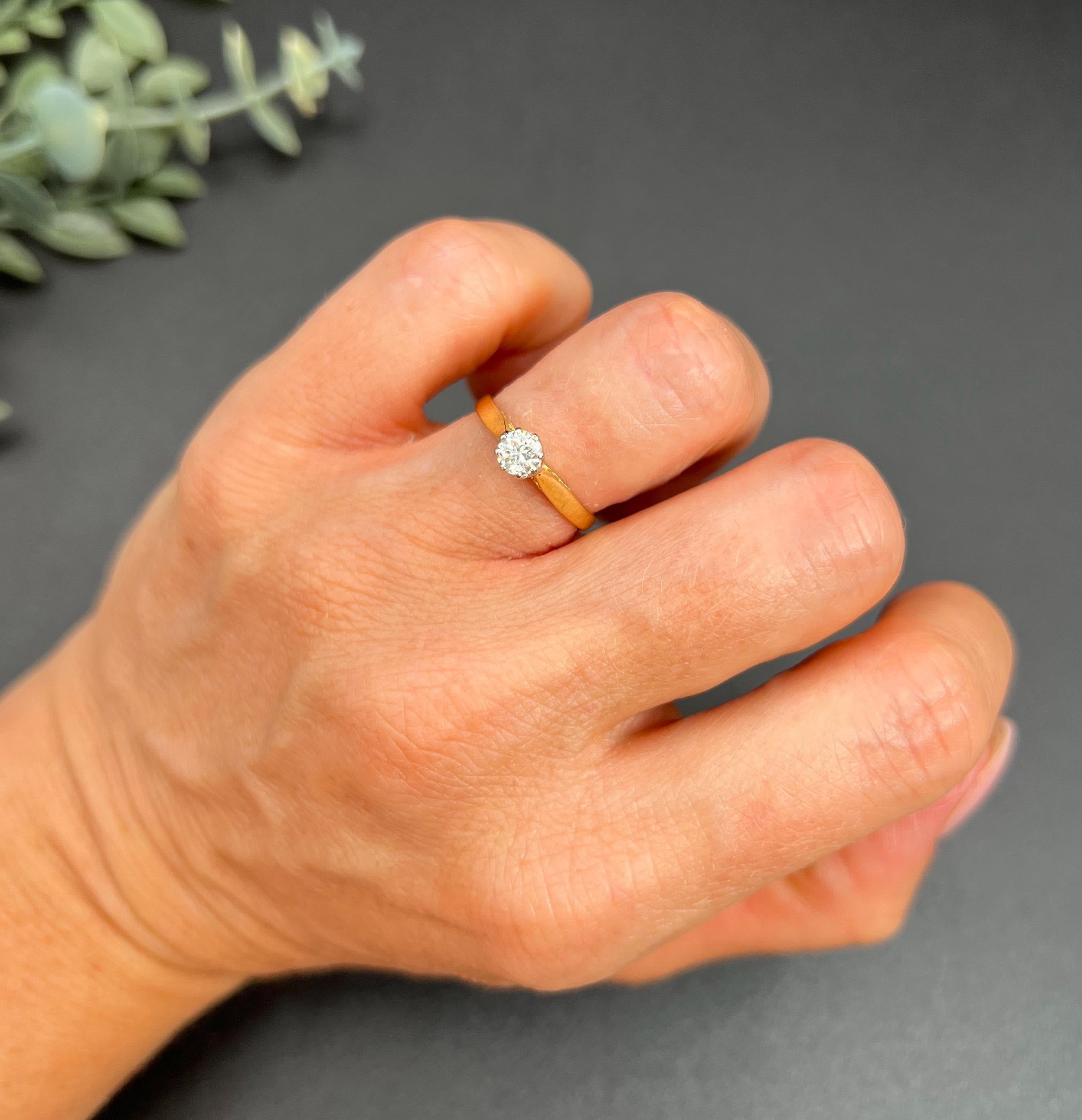 Bague de fiançailles vintage

Or jaune 18ct

Poinçonné Londres 1986

Marque de fabrique  H.Ltd

Remontez le temps avec cette exquise bague de fiançailles vintage des années 1980, qui met en valeur une élégance et un savoir-faire intemporels.