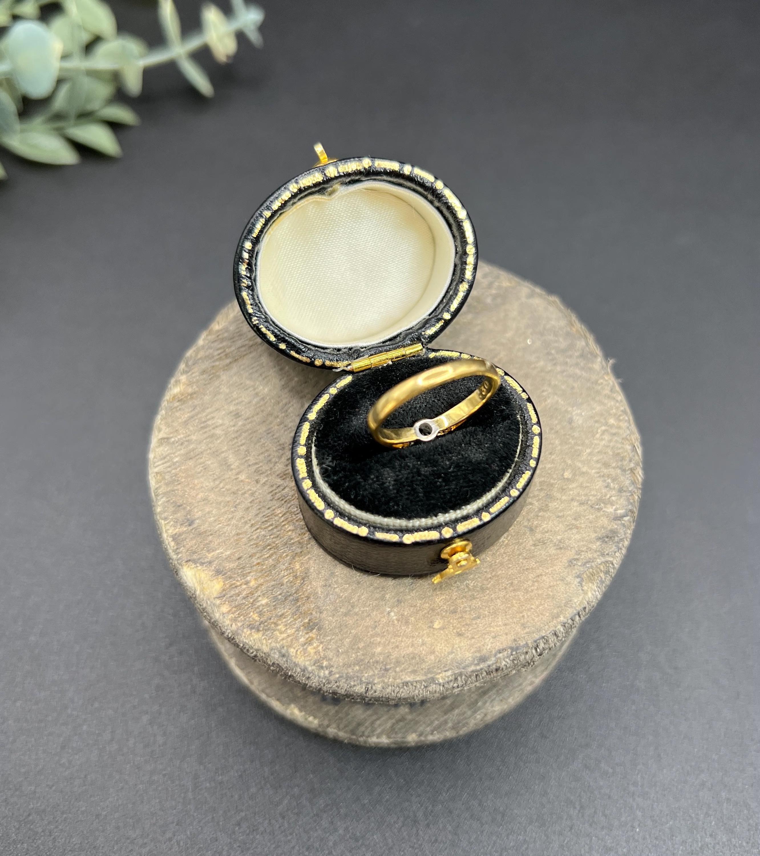 Bague en or jaune 18 carats, 0,30 carat Diamond Single Stone, poinçonnée Londres 1986 en vente 4