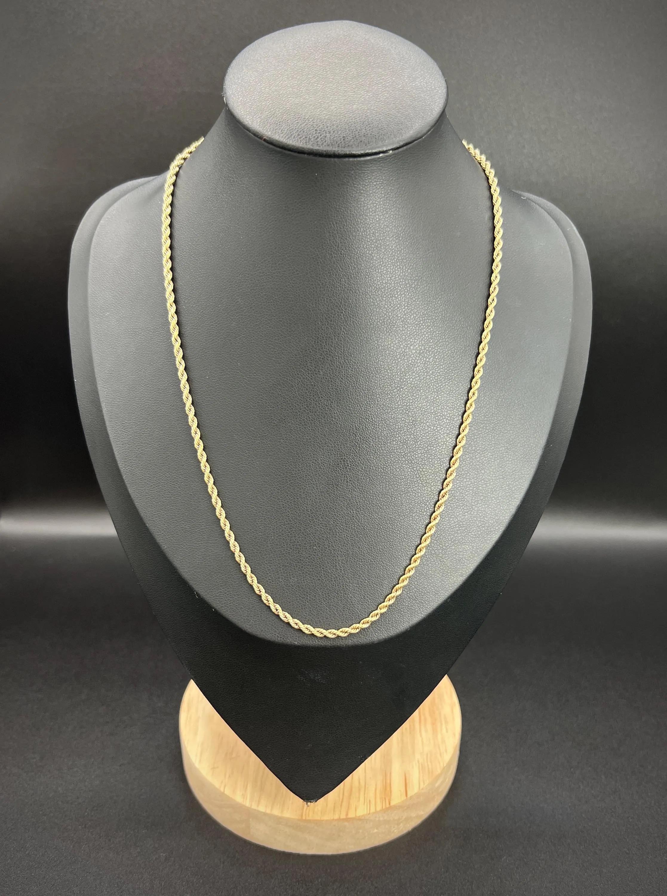 Catena a maglie massicce antica A Link

Oro 15k

Circa 1890

Questa splendida catena vittoriana a maglie solide è realizzata in oro giallo 15ct e presenta una bellissima chiusura a barile e a siluro. La catena misura 16,5 pollici di lunghezza e 2,1