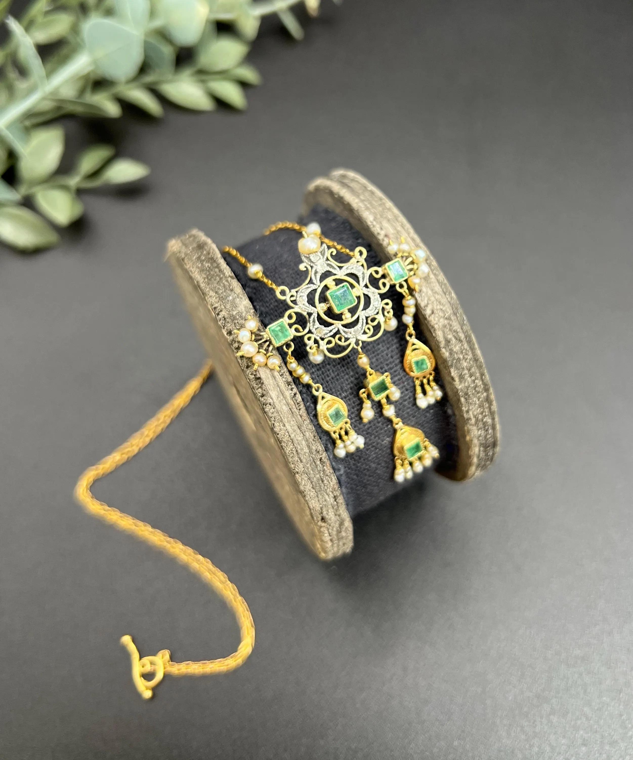 Vittoriano Collana vittoriana francese in oro giallo 15 ct con smeraldo, diamante e perle di mare in vendita