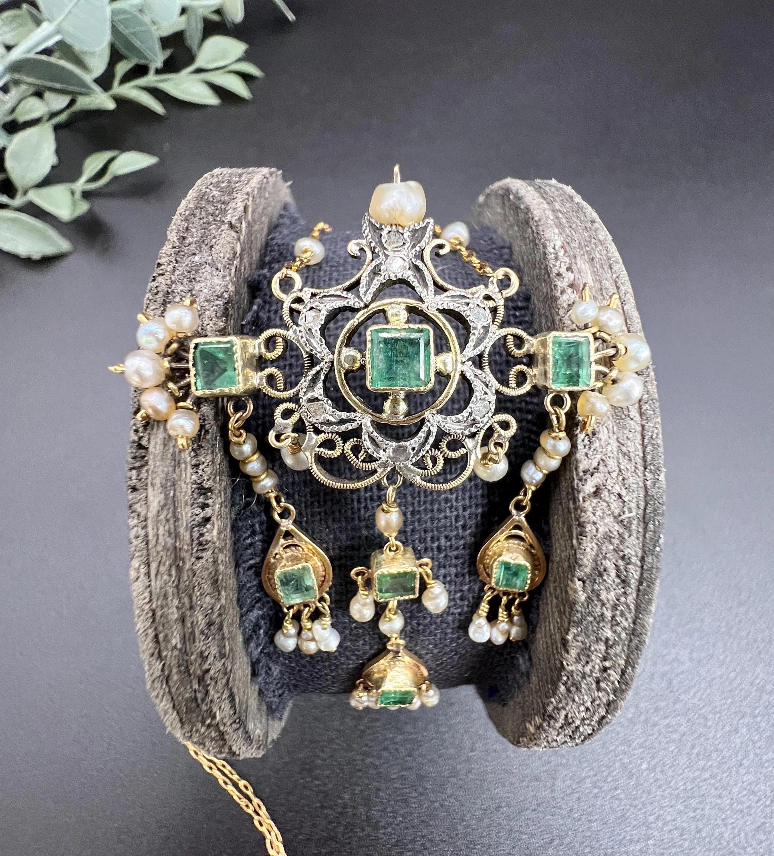 Taglio misto Collana vittoriana francese in oro giallo 15 ct con smeraldo, diamante e perle di mare in vendita