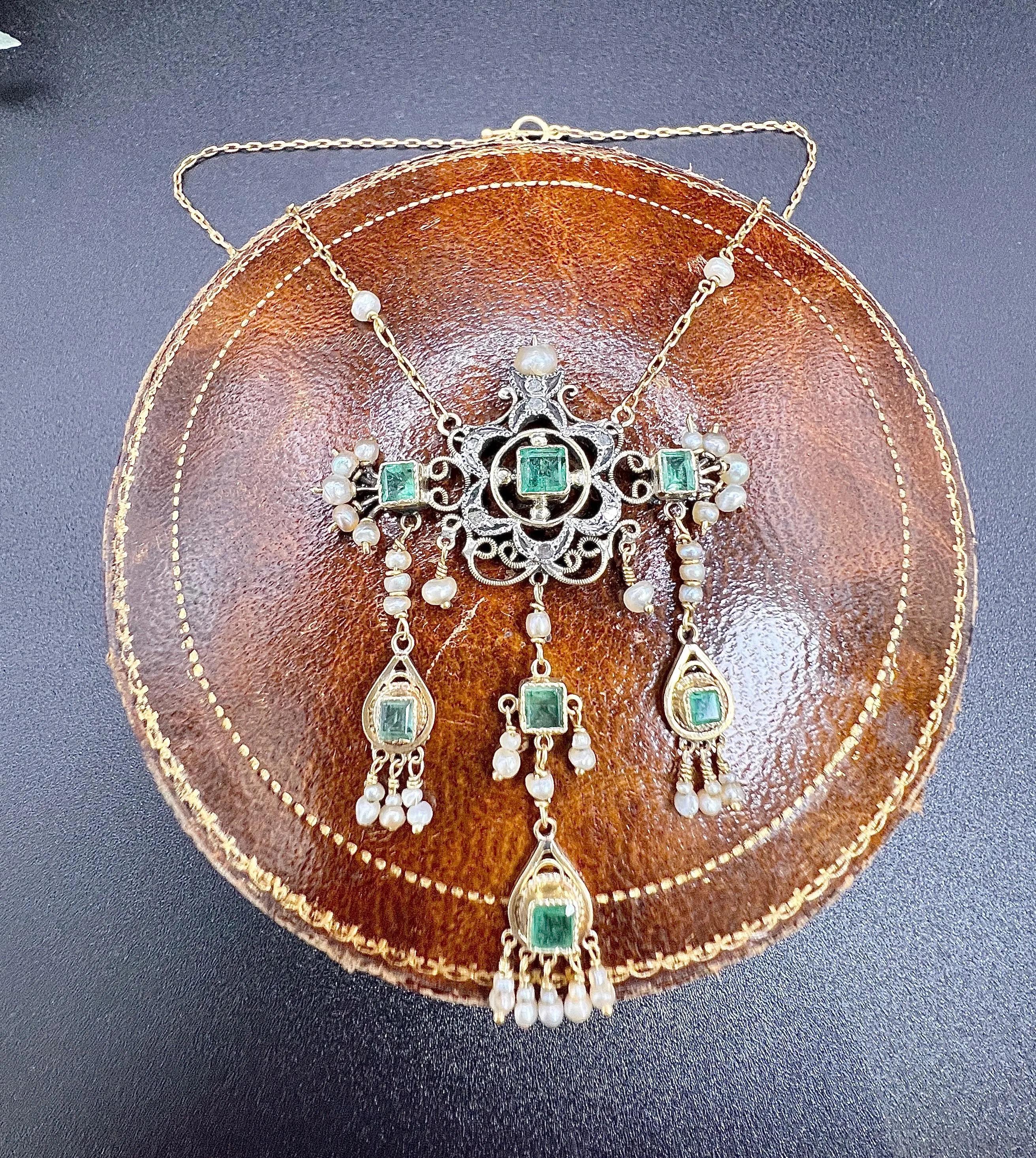 da uomo o donna Collana vittoriana francese in oro giallo 15 ct con smeraldo, diamante e perle di mare in vendita