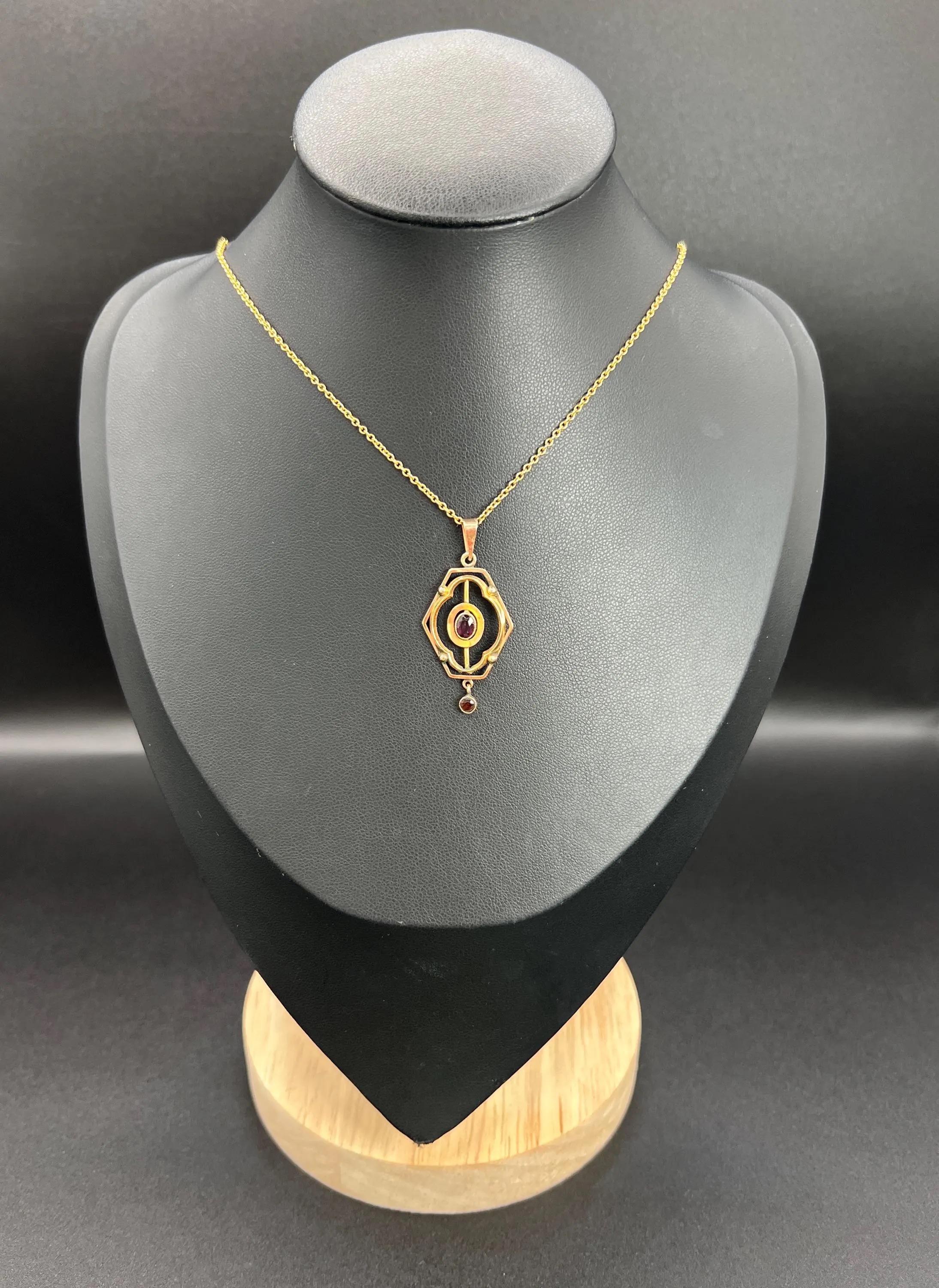 Taglio ovale Ciondolo a goccia in oro giallo 9ct, stile Art Nouveau con granato in vendita