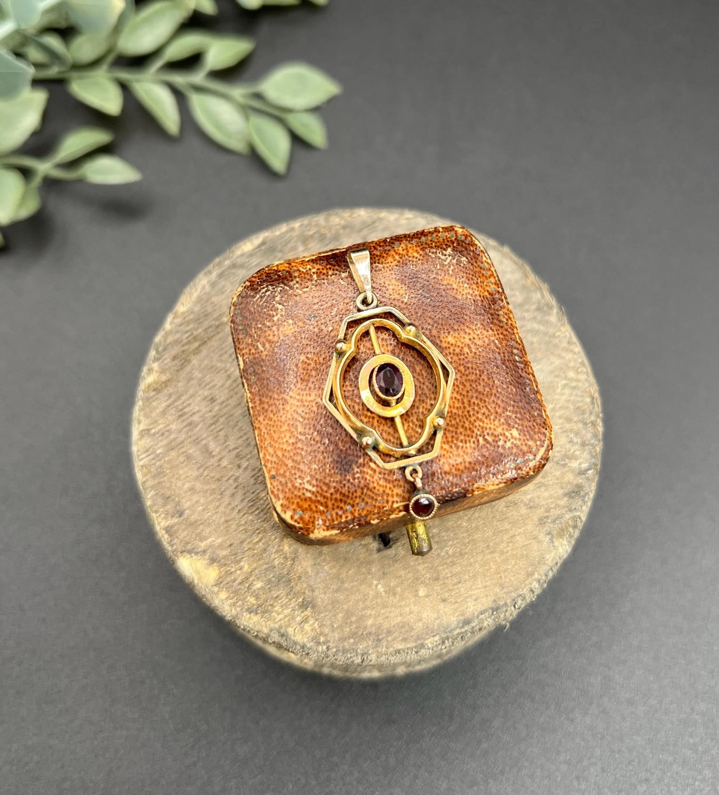 Ciondolo a goccia in oro giallo 9ct, stile Art Nouveau con granato in vendita 1