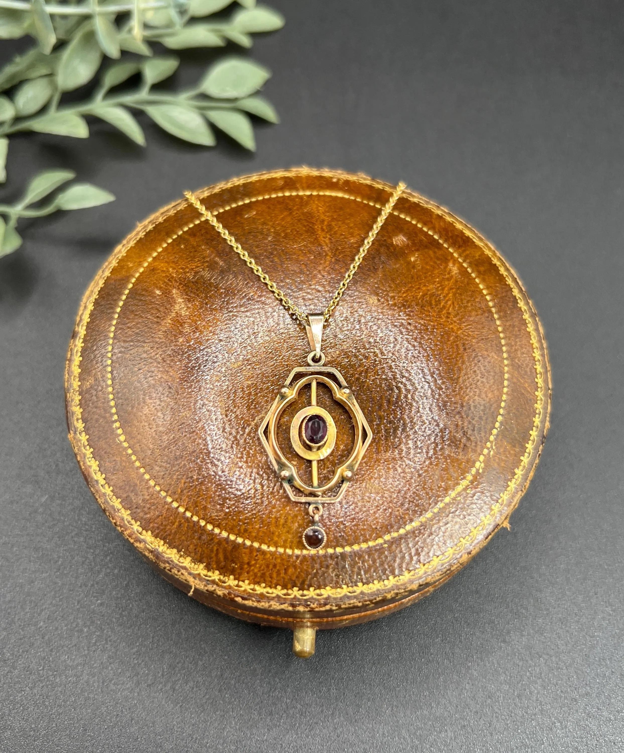 Ciondolo a goccia in oro giallo 9ct, stile Art Nouveau con granato in vendita 3