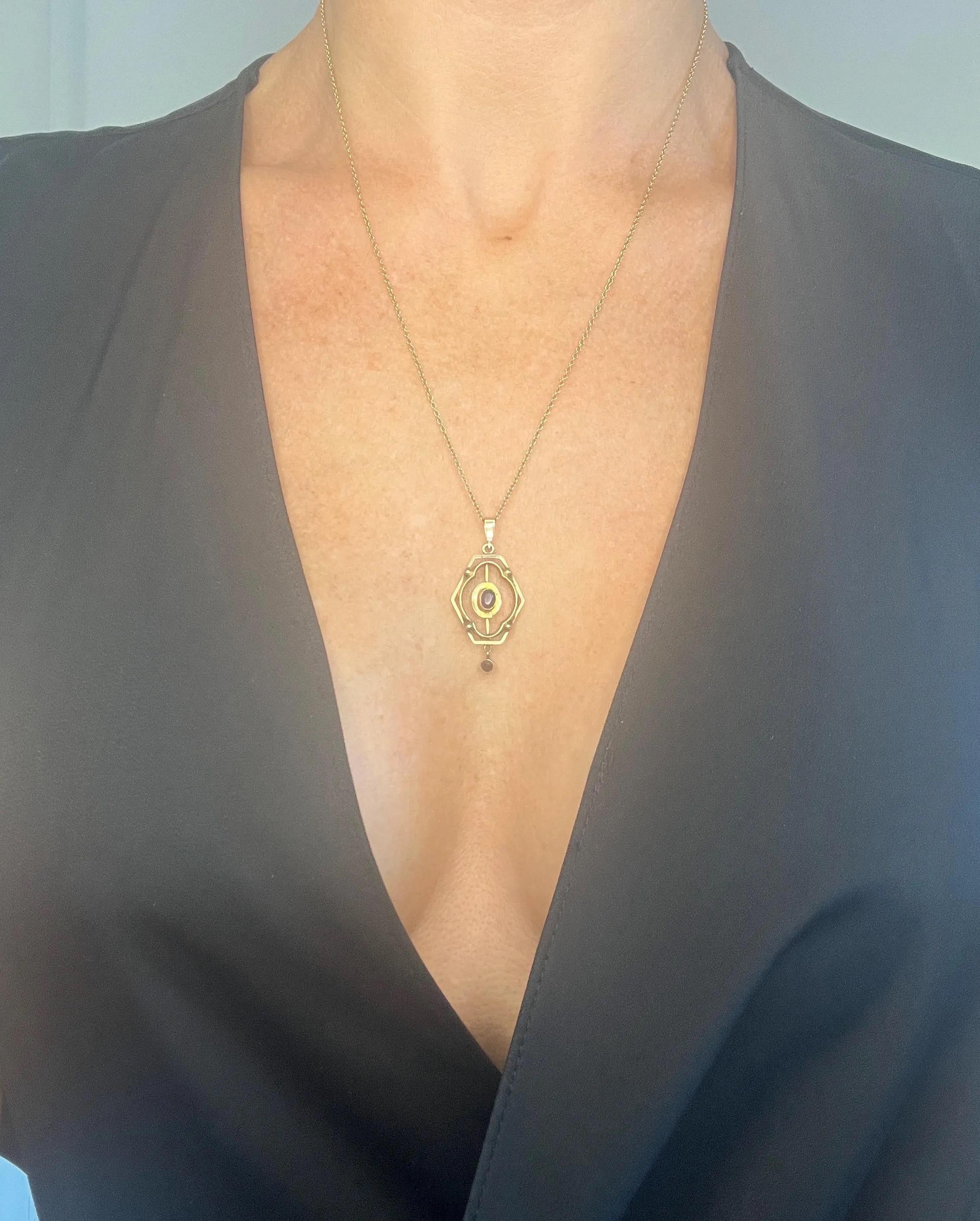 Ciondolo a goccia in oro giallo 9ct, stile Art Nouveau con granato In condizioni buone in vendita a Brighton, GB