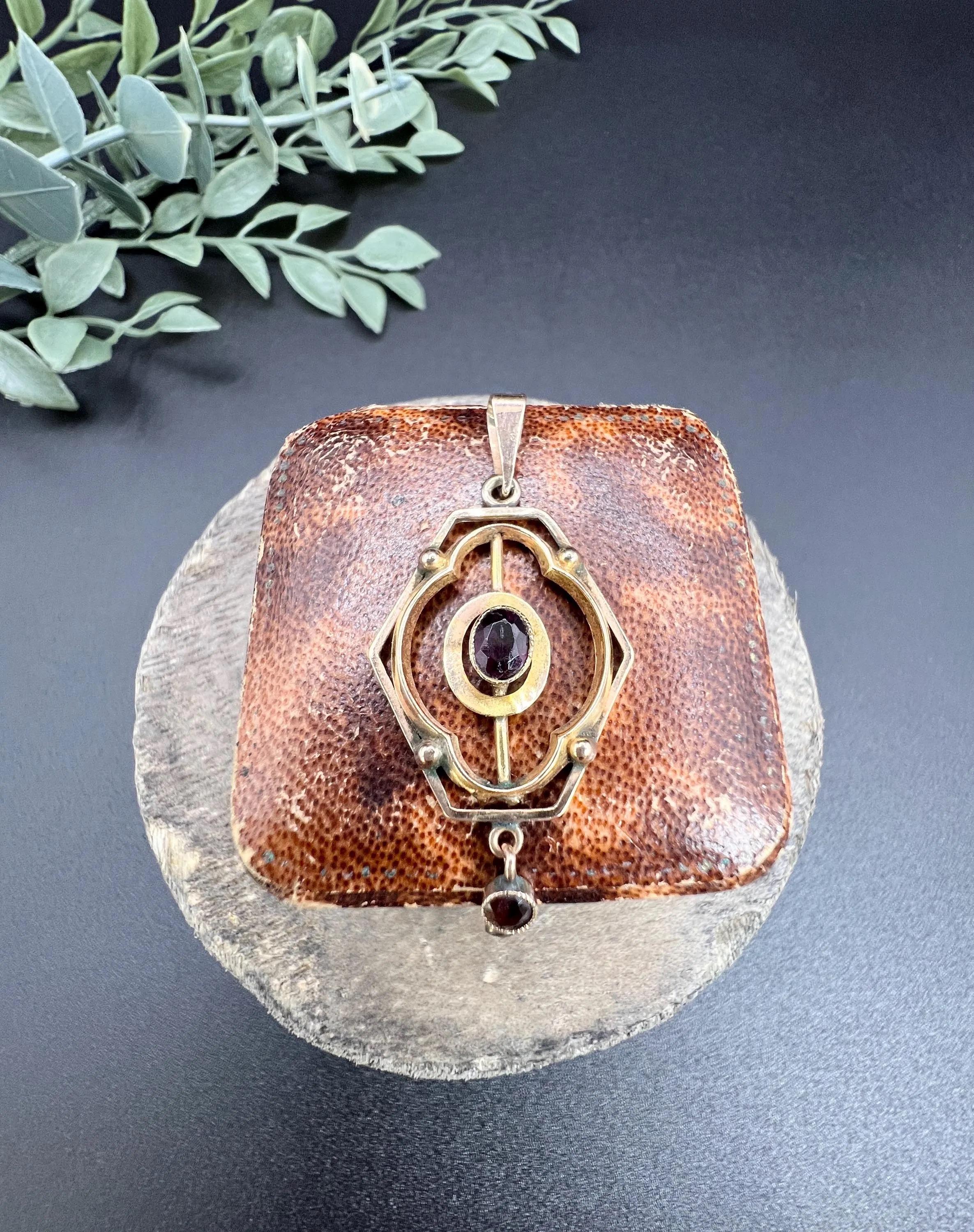 Ciondolo a goccia in oro giallo 9ct, stile Art Nouveau con granato in vendita 5