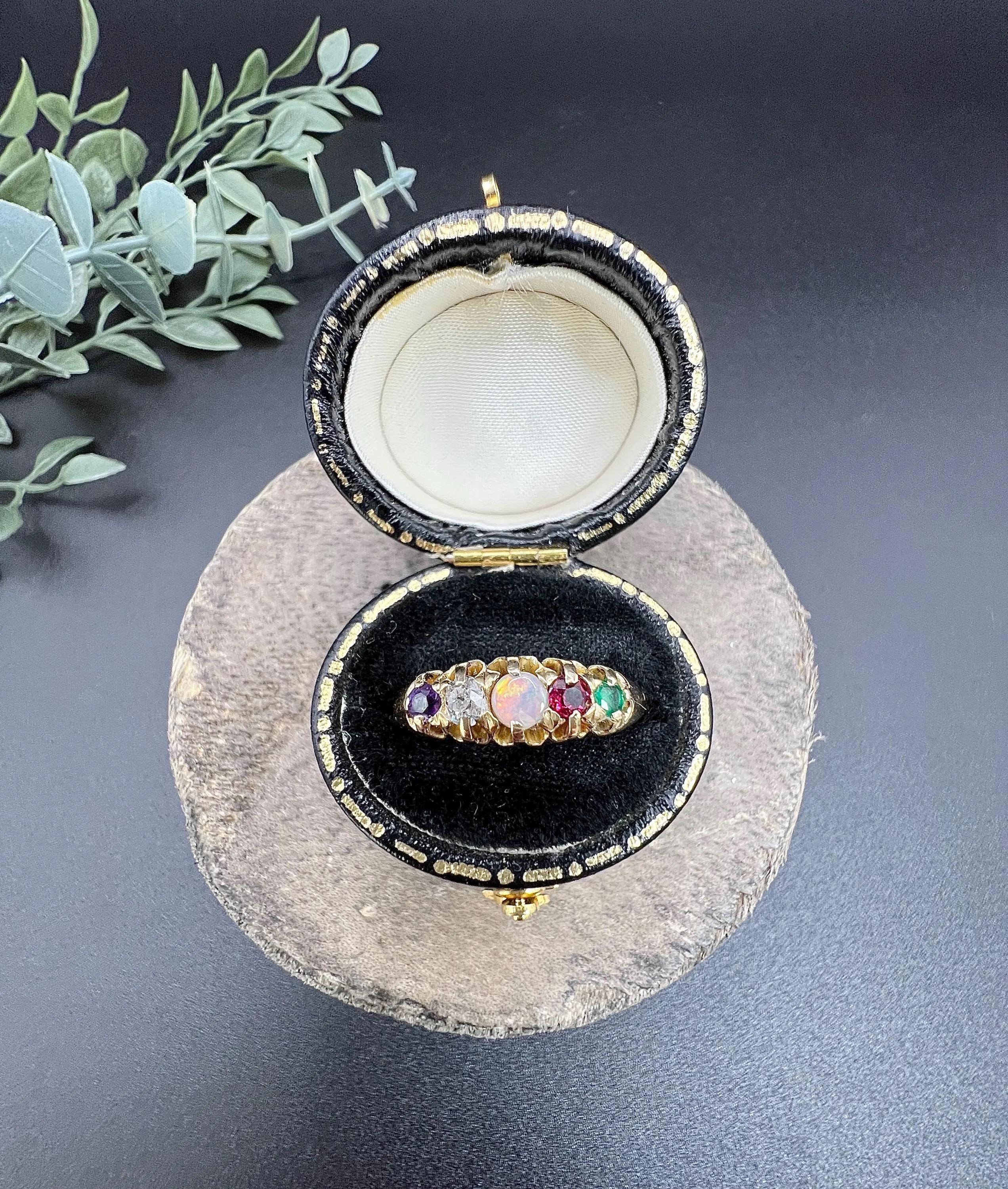 Antiker Ring aus 18 Karat Gold, Edwardian ADORE Amethyst, Diamant, Opal, Rubin und Smaragd im Zustand „Gut“ im Angebot in Brighton, GB