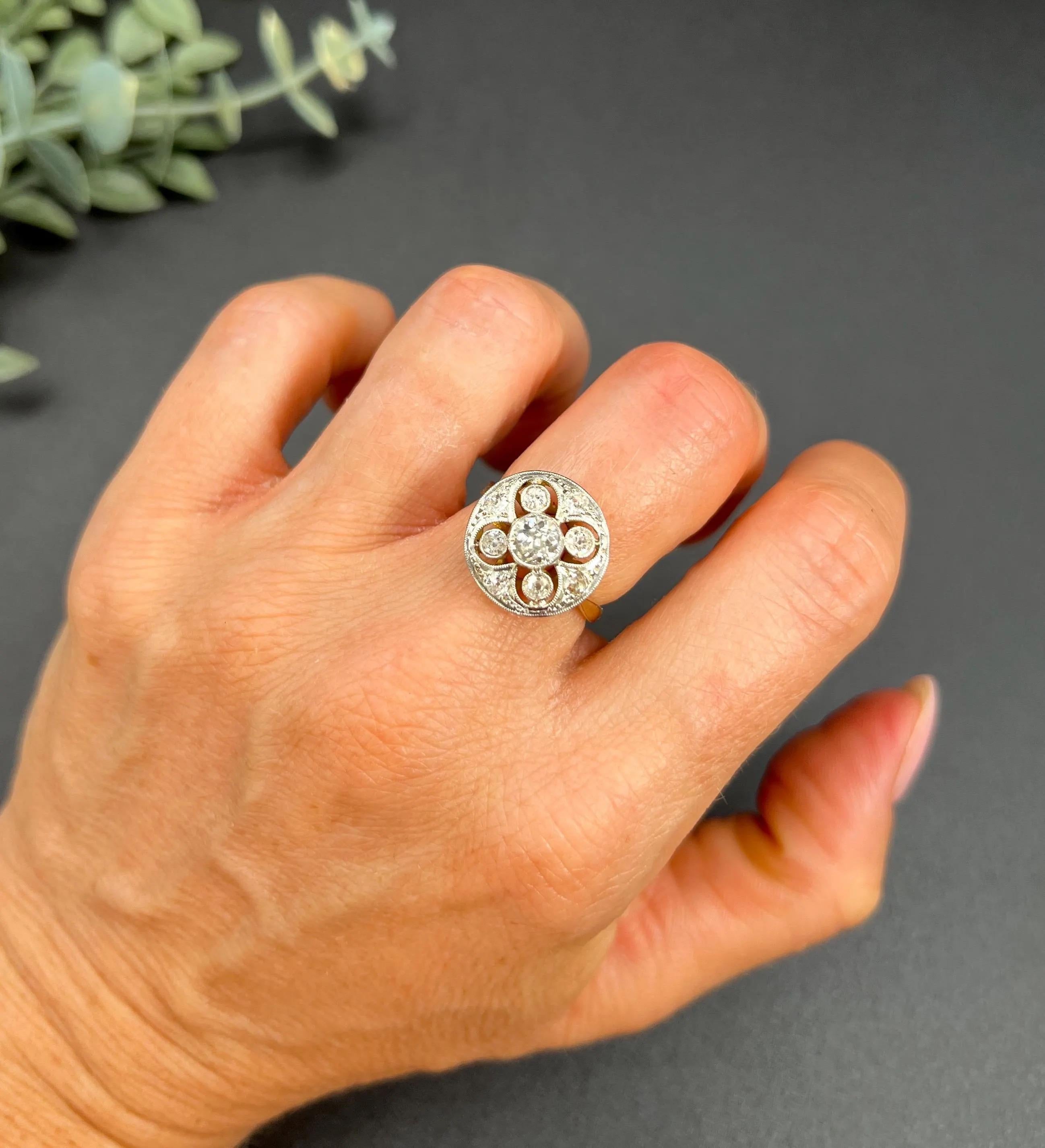 Antiker Cluster-Ring 

18ct Gold & Platin

CIRCA 1910

Versetzen Sie sich mit diesem exquisiten Ring aus der Edwardianischen Ära in eine andere Zeit zurück. Ein atemberaubendes Stück, das die Eleganz seiner Zeit wunderbar einfängt. Dieser aus 18