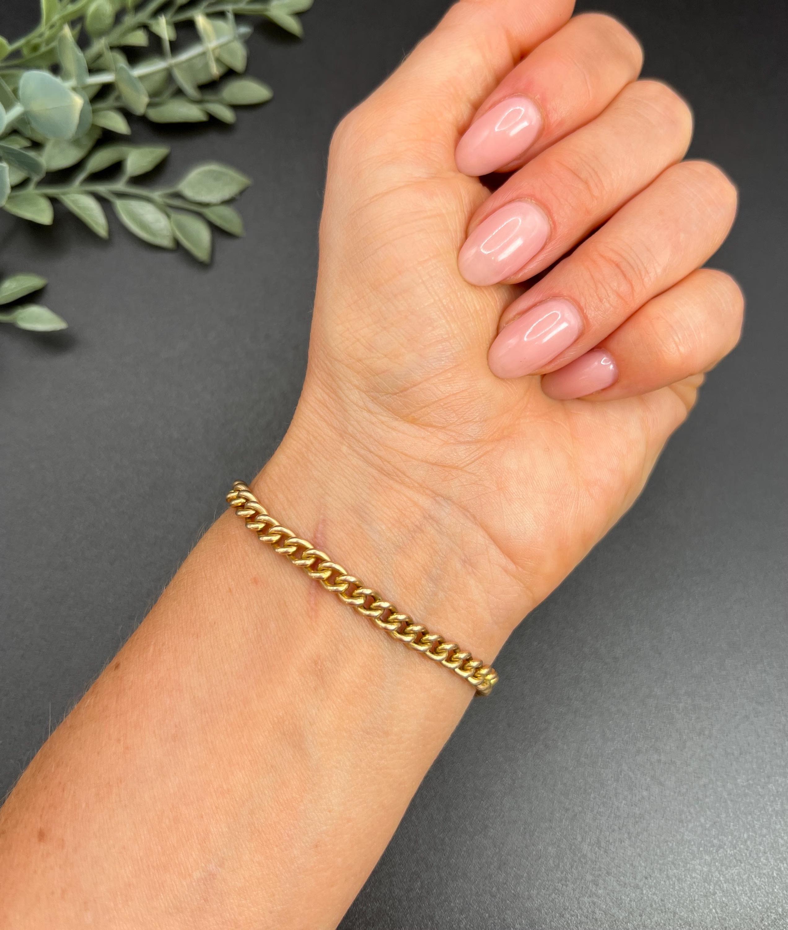 Pulsera antigua Albert 

Oro rosa de 15 ct

Alrededor de 1880

Retrocede en el tiempo con esta exquisita pulsera victoriana Albert, fabricada en precioso oro rosa de 15 ct. Esta pieza presenta eslabones de bordillo macizo de 4,4 mm de ancho,