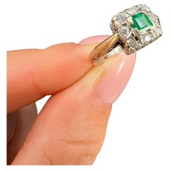 Anello quadrato a grappolo con smeraldo e diamante in oro 9 ct vintage, con marchio Londra 1997