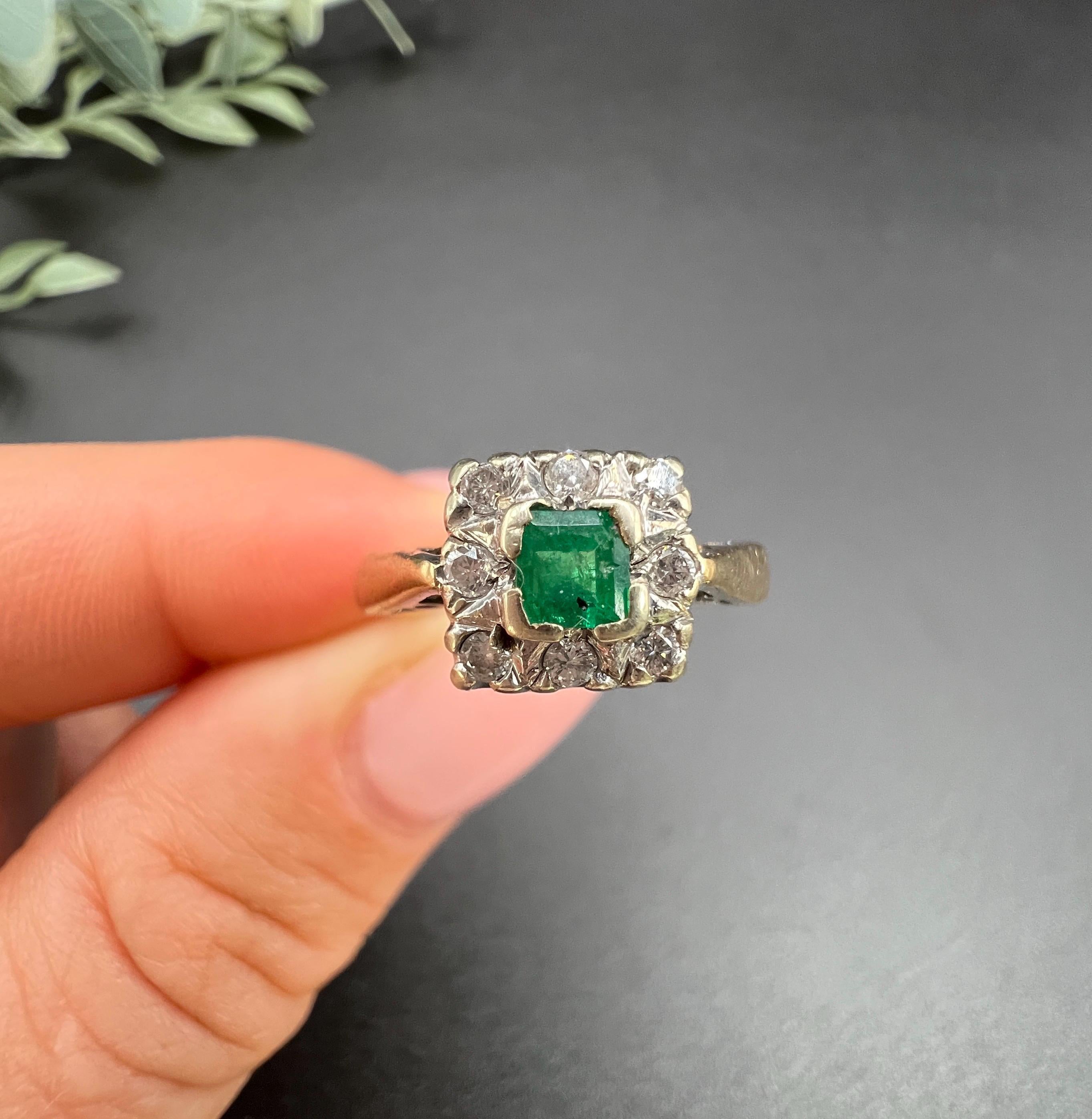 Taglio smeraldo Anello quadrato a grappolo con smeraldo e diamante in oro 9 ct vintage, con marchio Londra 1997 in vendita