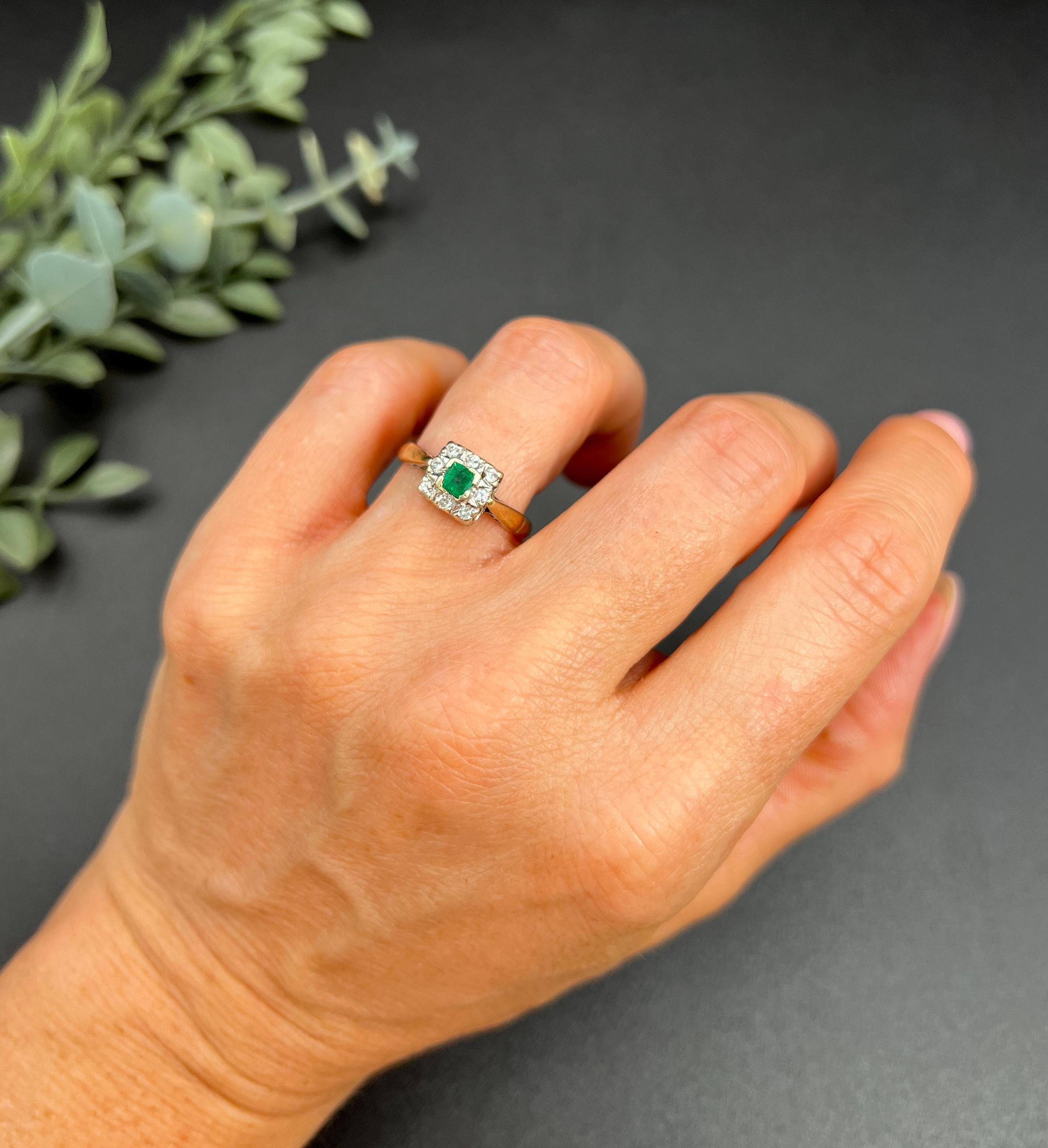 Anello quadrato a grappolo con smeraldo e diamante in oro 9 ct vintage, con marchio Londra 1997 in vendita 1