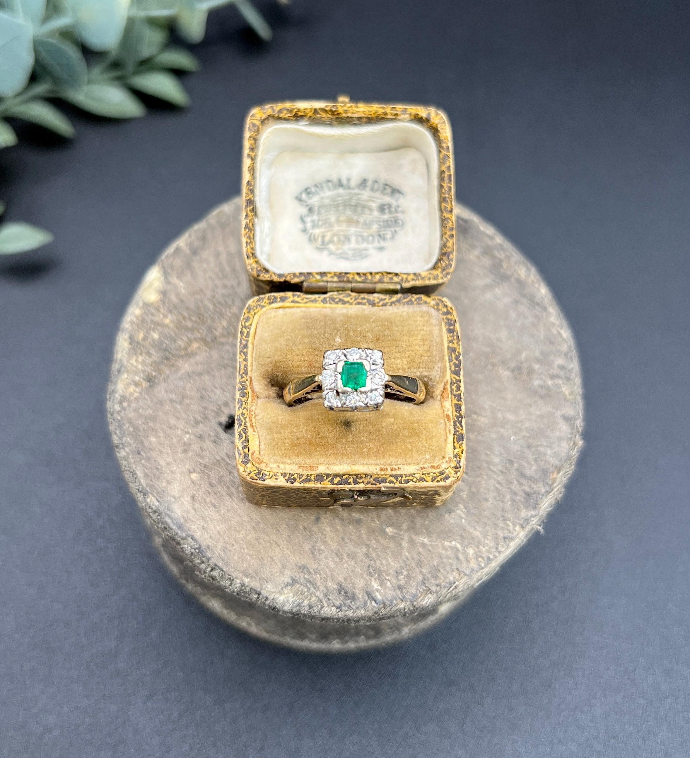 Anello quadrato a grappolo con smeraldo e diamante in oro 9 ct vintage, con marchio Londra 1997 In condizioni buone in vendita a Brighton, GB