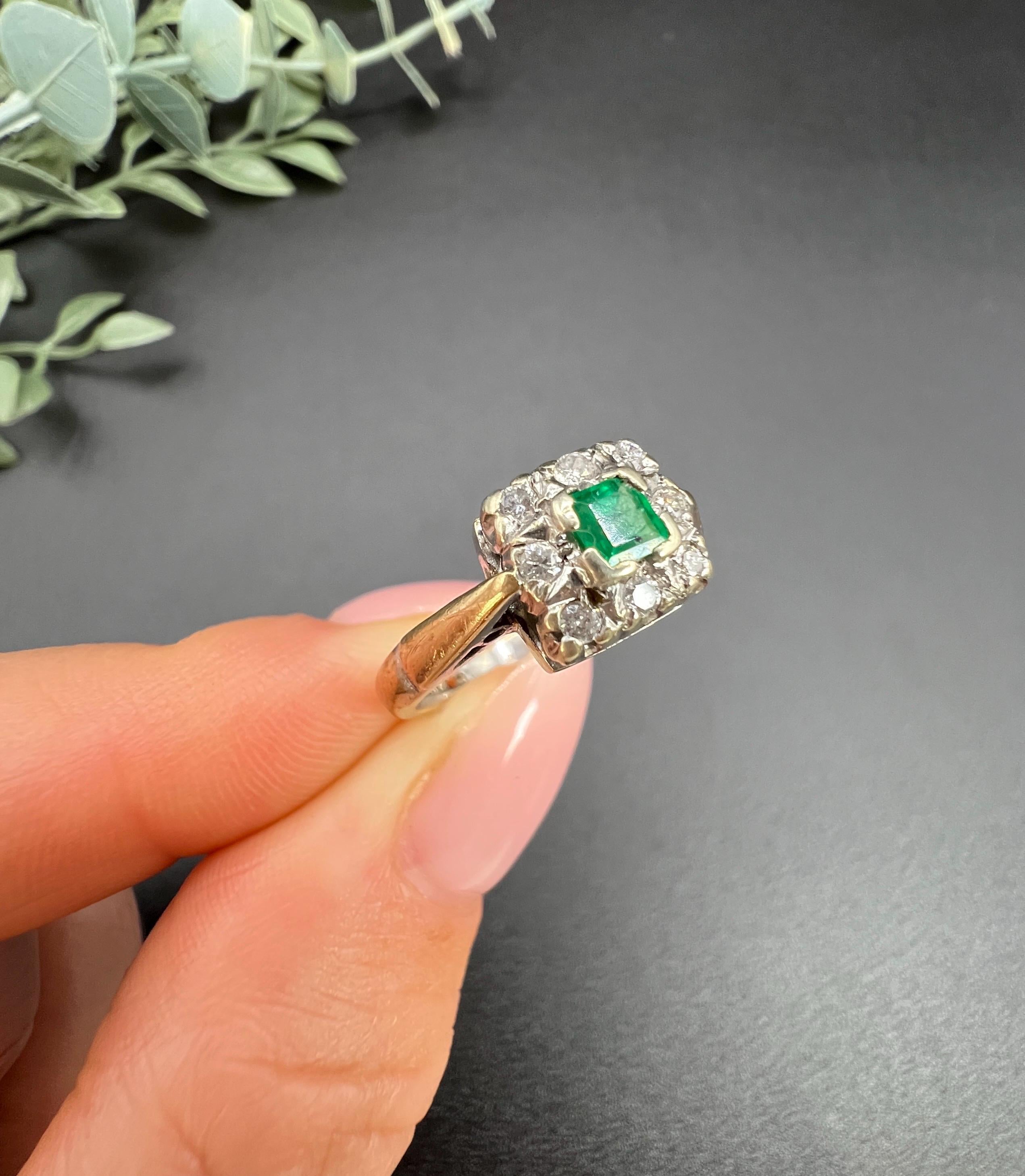 Anello quadrato a grappolo con smeraldo e diamante in oro 9 ct vintage, con marchio Londra 1997 in vendita 2
