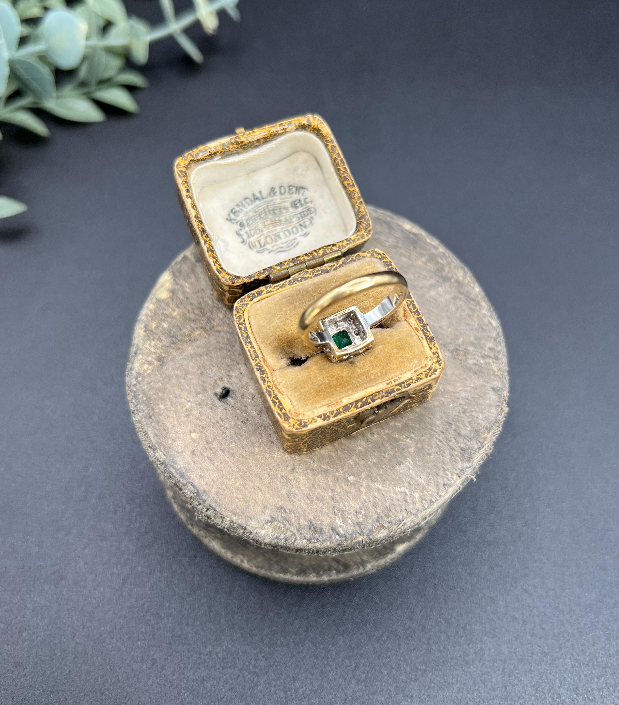 Anello quadrato a grappolo con smeraldo e diamante in oro 9 ct vintage, con marchio Londra 1997 in vendita 5