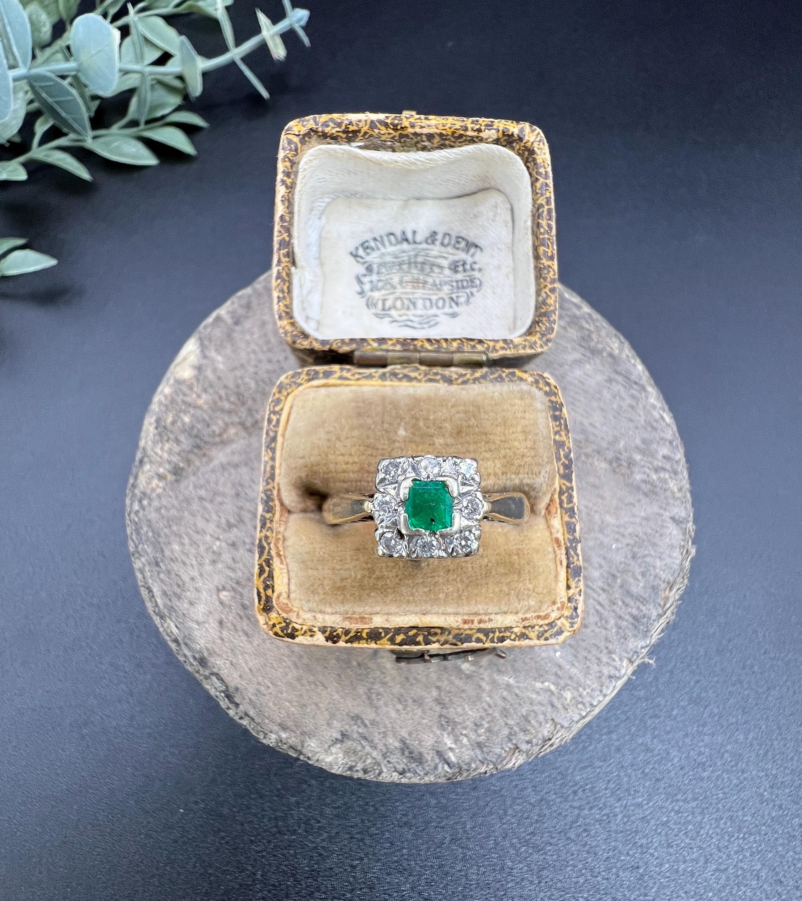 Anello quadrato a grappolo con smeraldo e diamante in oro 9 ct vintage, con marchio Londra 1997 in vendita 4