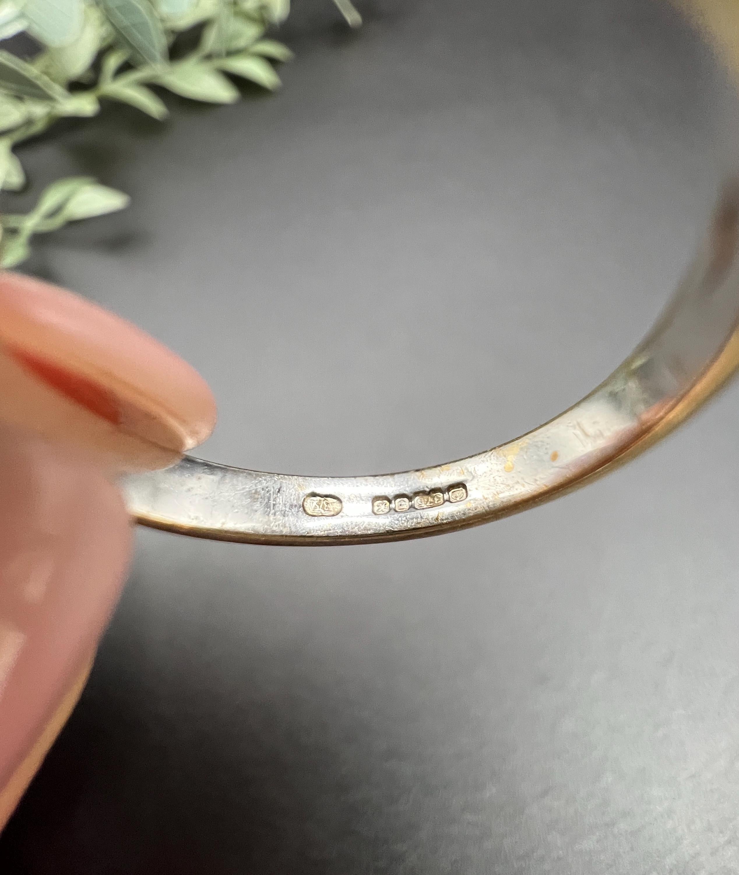 Anello quadrato a grappolo con smeraldo e diamante in oro 9 ct vintage, con marchio Londra 1997 in vendita 6