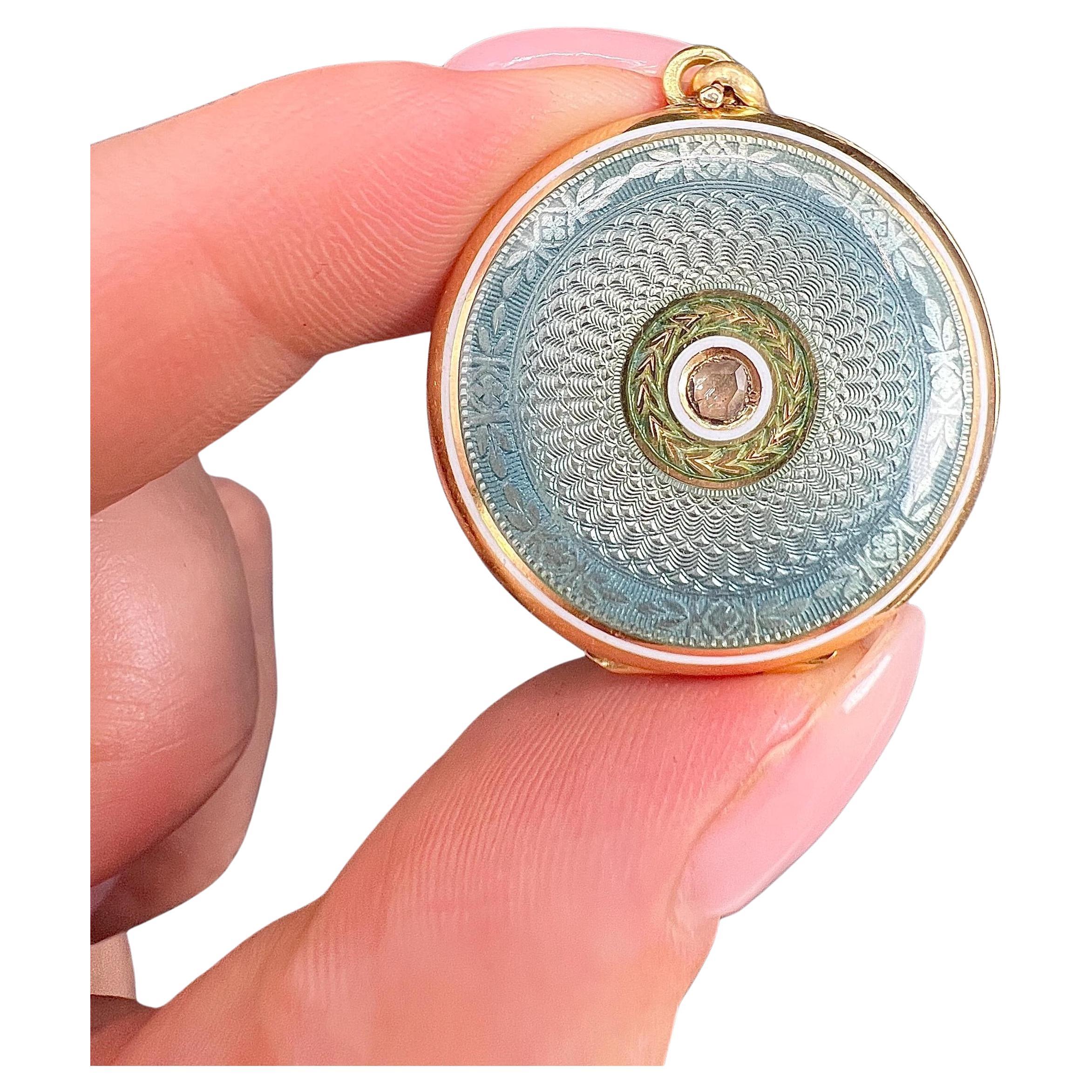 Médaillon ancien en or 18ct, émail guilloché édouardien et diamant rond taillé en rose en vente