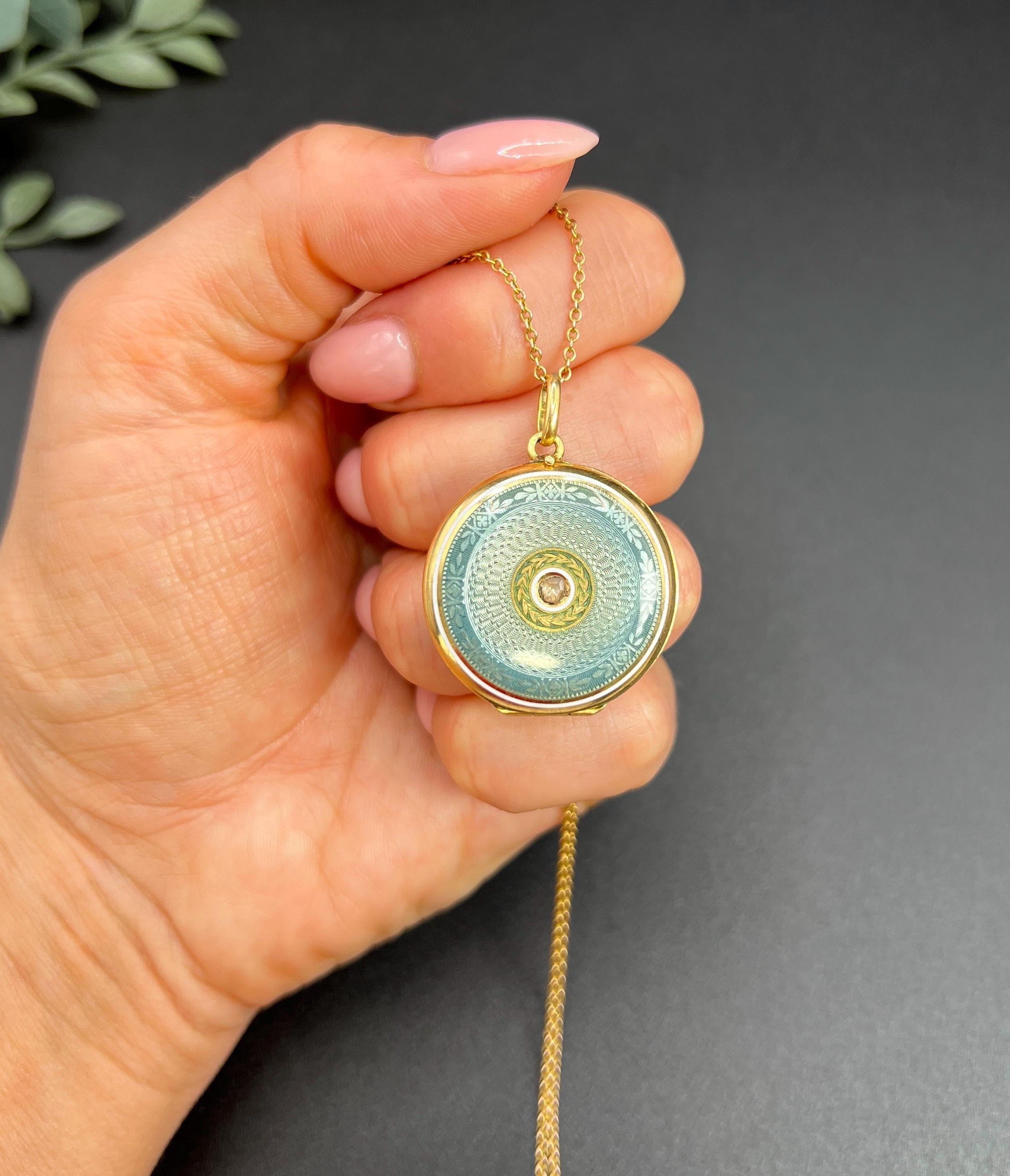 Médaillon ancien en or 18ct, émail guilloché édouardien et diamant rond taillé en rose Bon état - En vente à Brighton, GB