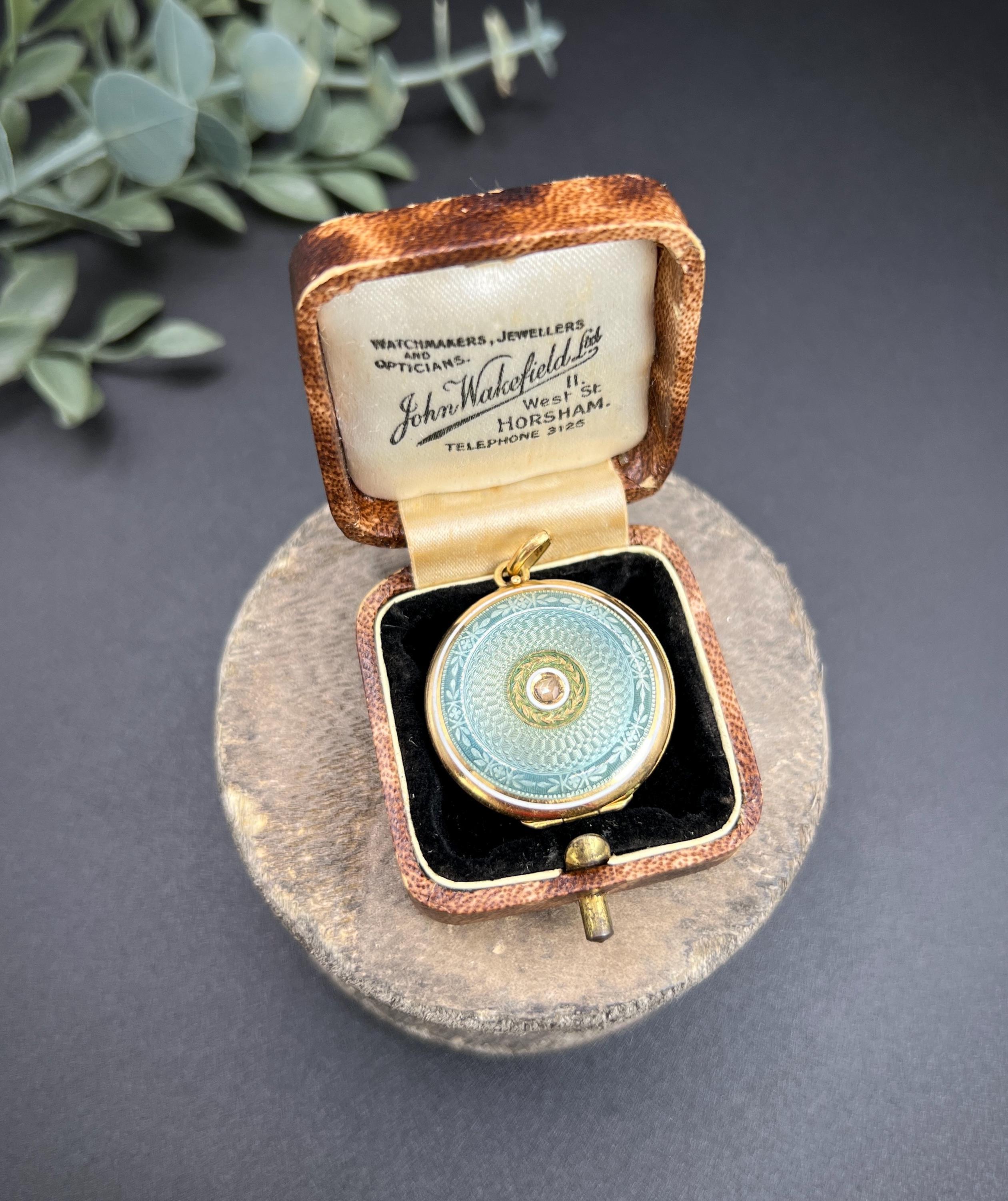 Médaillon ancien en or 18ct, émail guilloché édouardien et diamant rond taillé en rose Unisexe en vente