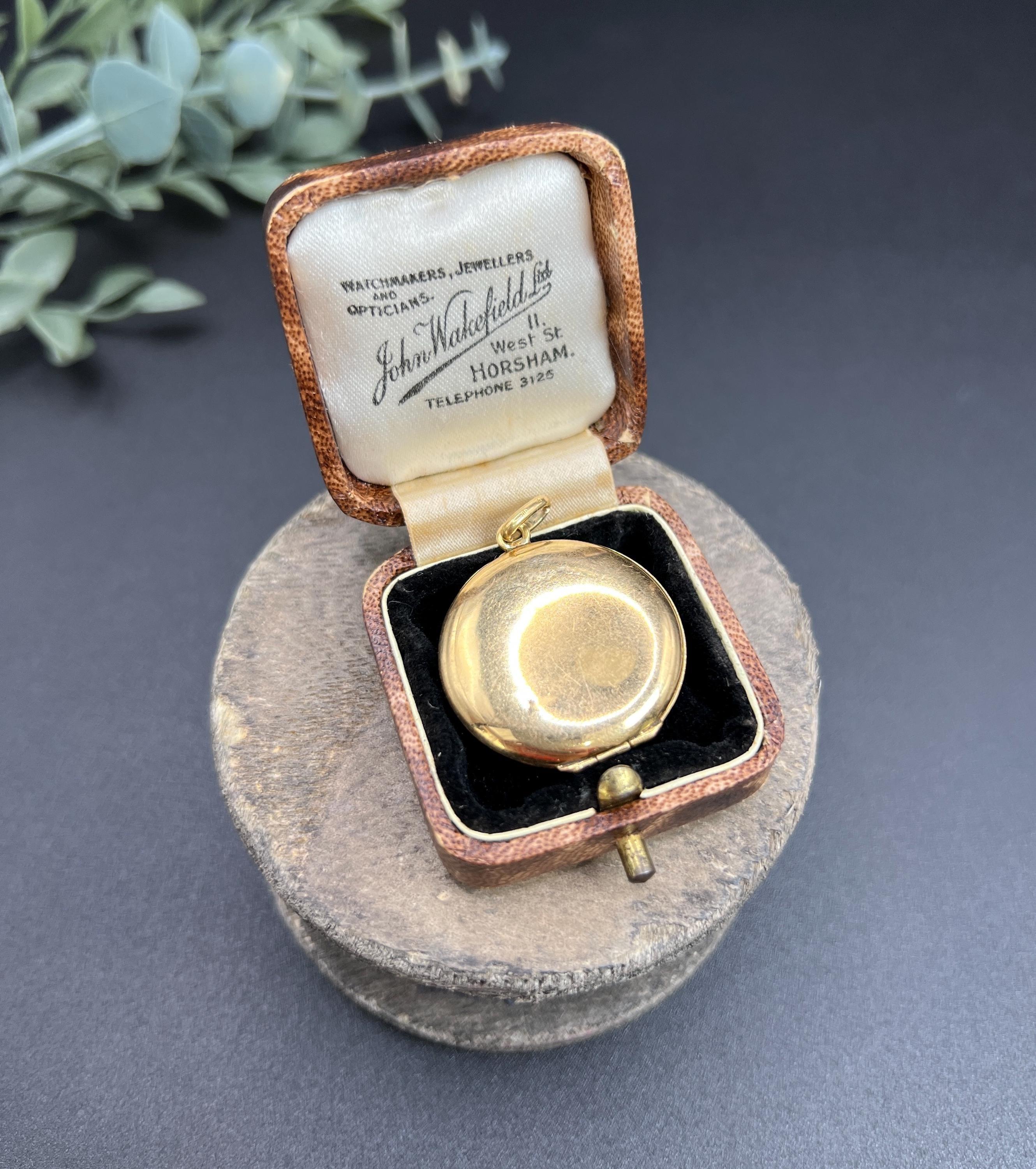 Médaillon ancien en or 18ct, émail guilloché édouardien et diamant rond taillé en rose en vente 1