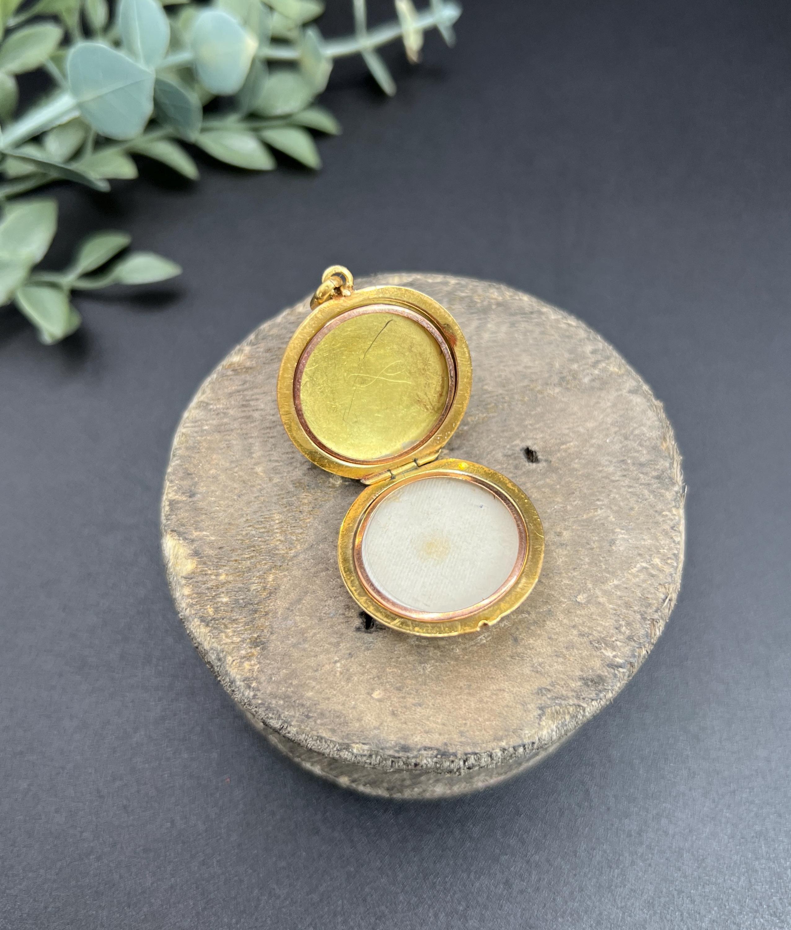Médaillon ancien en or 18ct, émail guilloché édouardien et diamant rond taillé en rose en vente 2