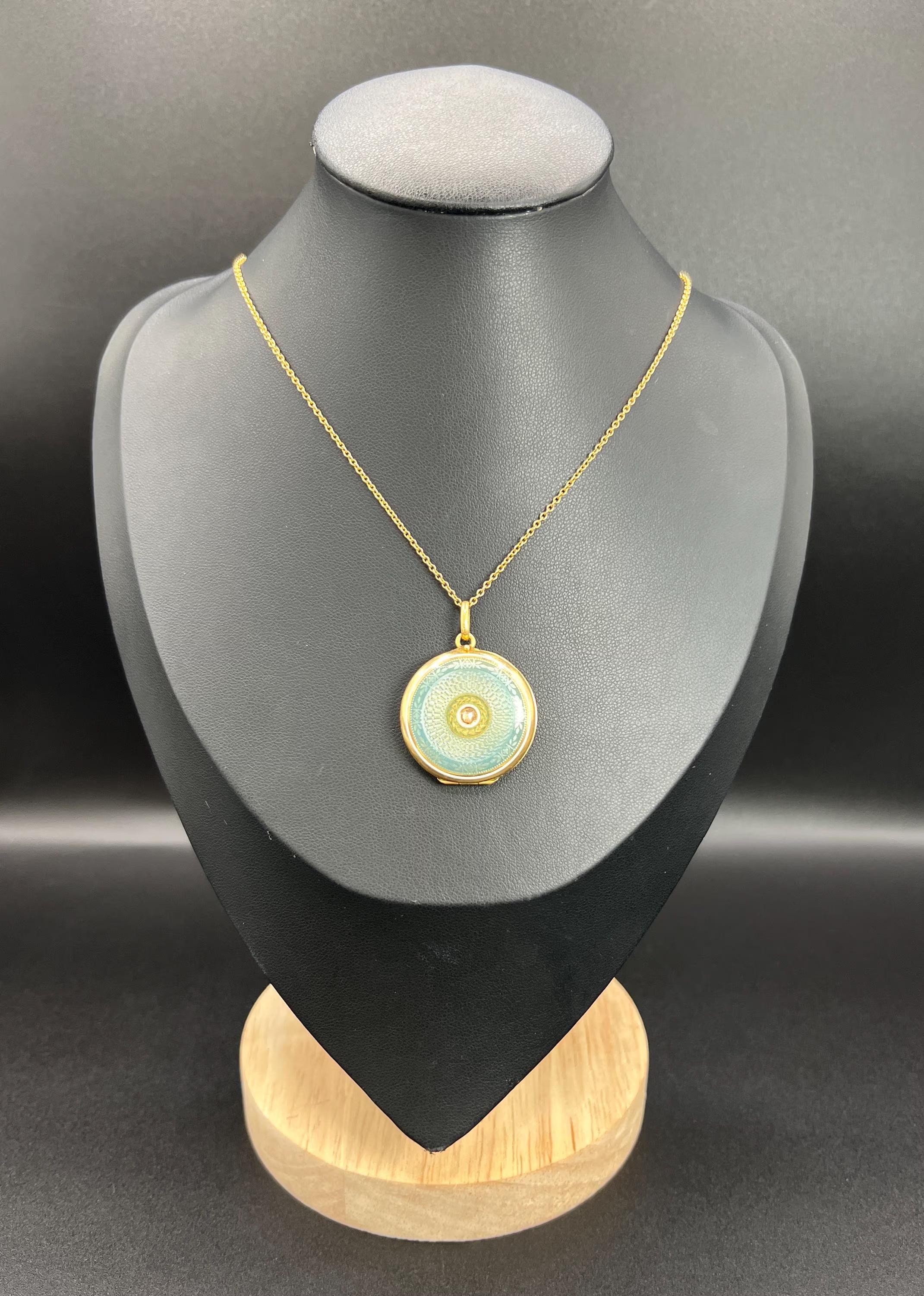 Taille rose Médaillon ancien en or 18ct, émail guilloché édouardien et diamant rond taillé en rose en vente