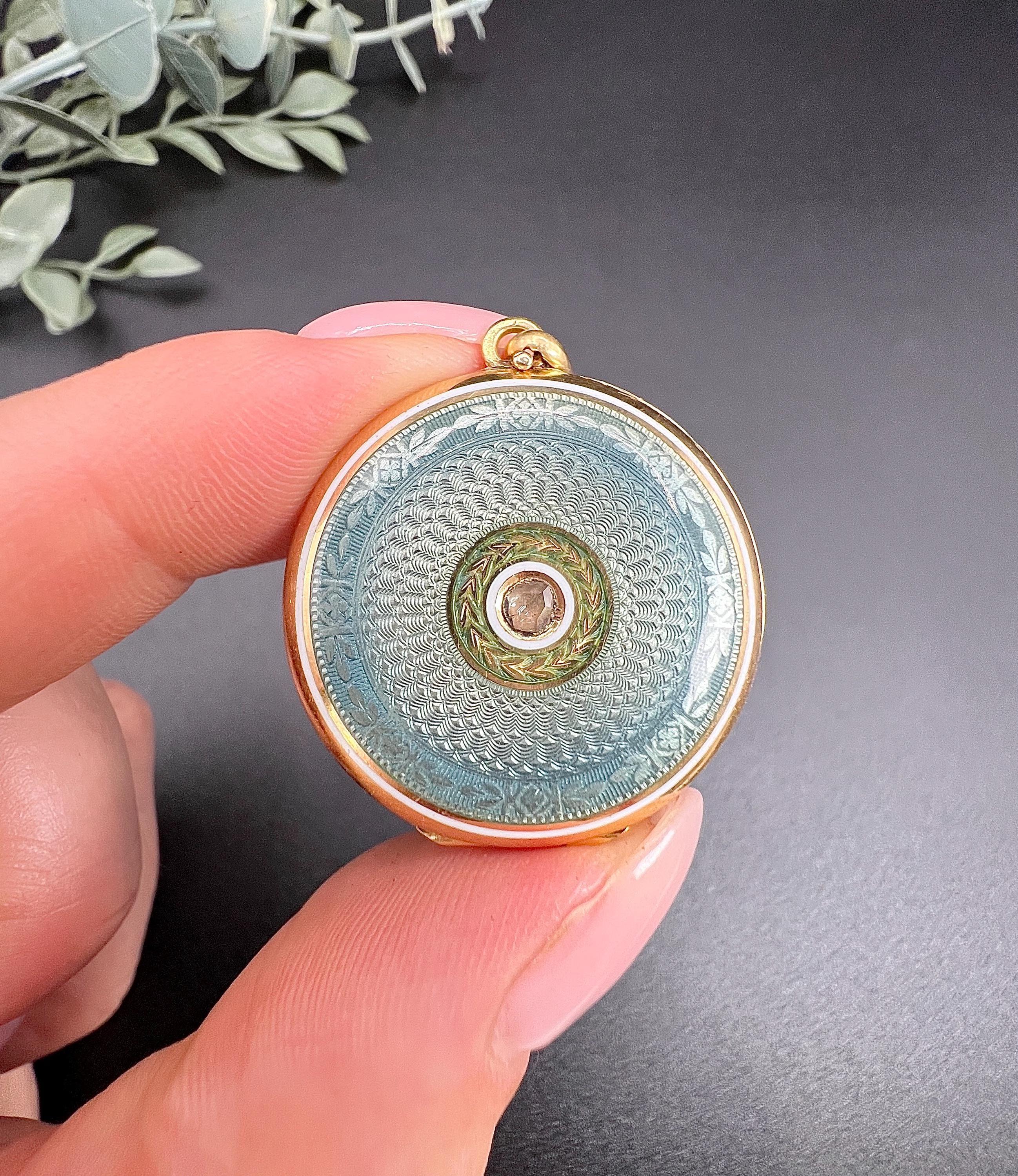 Médaillon ancien en or 18ct, émail guilloché édouardien et diamant rond taillé en rose en vente 3