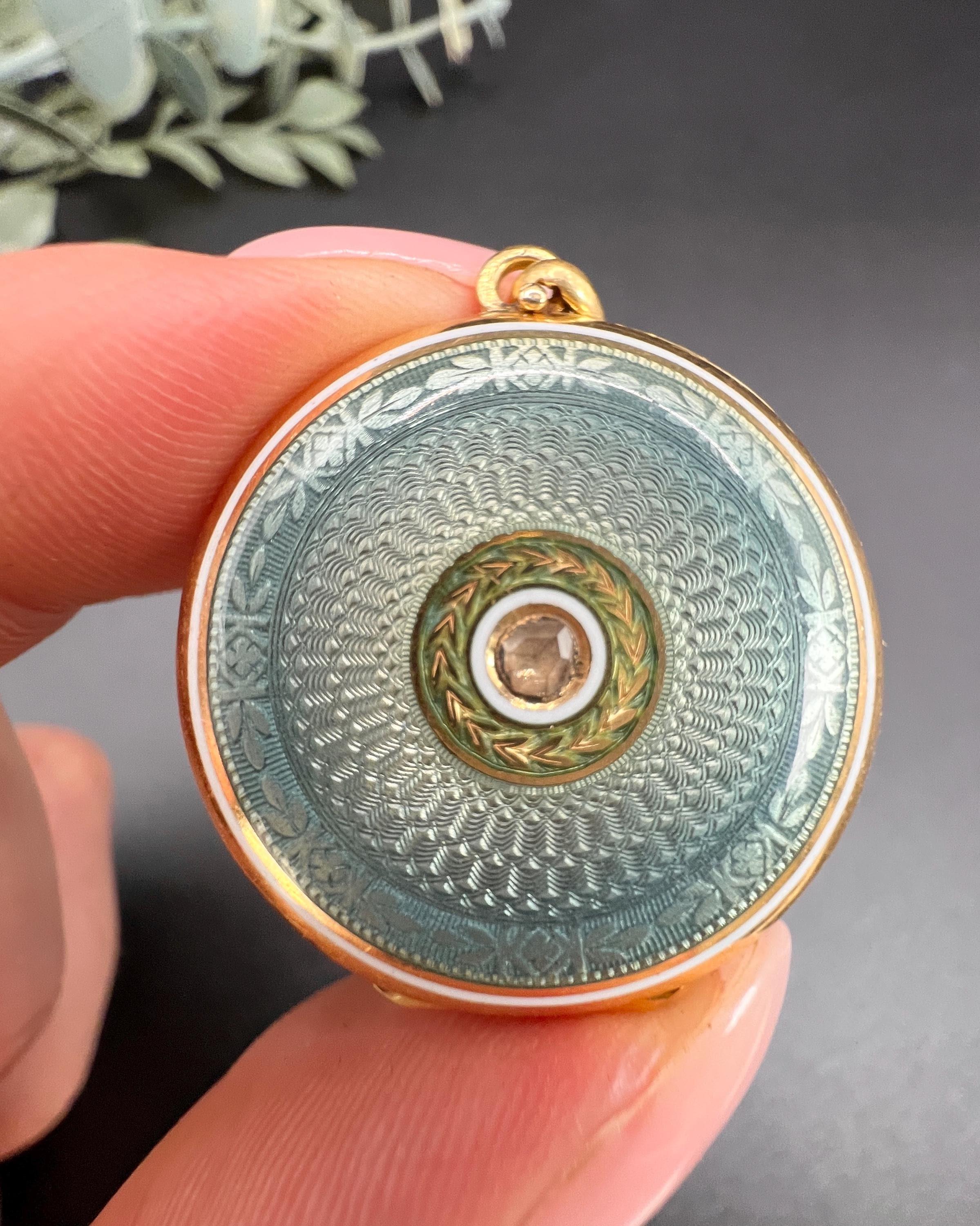 Médaillon ancien en or 18ct, émail guilloché édouardien et diamant rond taillé en rose en vente 5