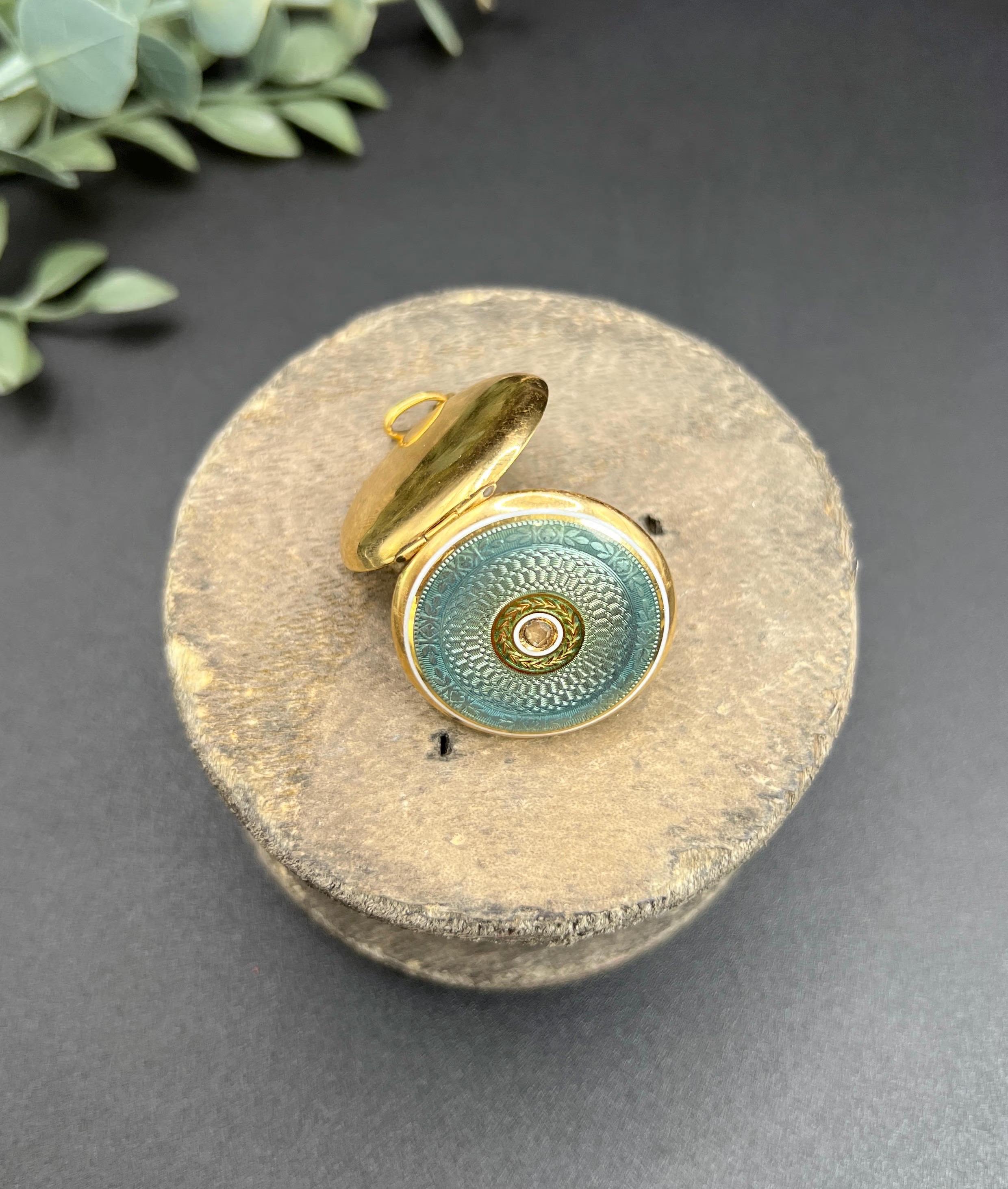 Médaillon ancien en or 18ct, émail guilloché édouardien et diamant rond taillé en rose en vente 4